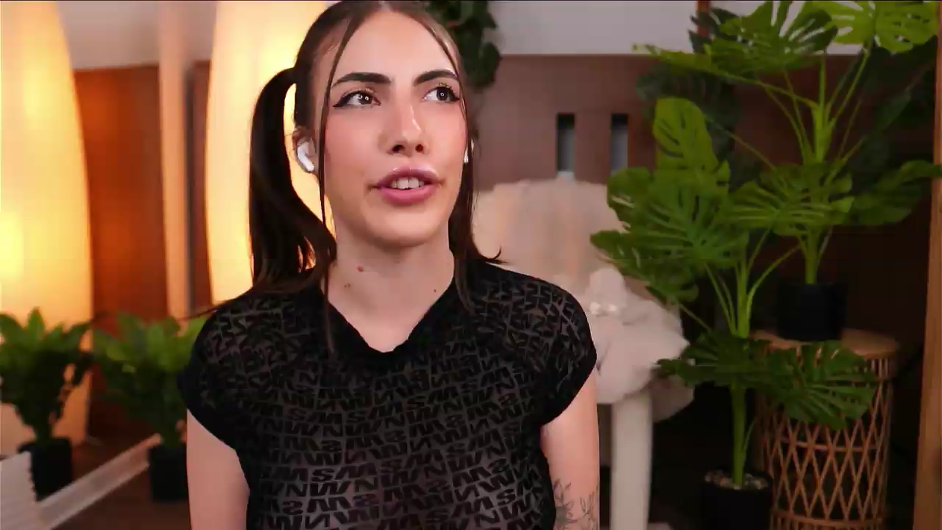 Gallery image thumbnail from ScarletHeart's myfreecams stream on, 08/22/2026, 23:36 image 8 of 20