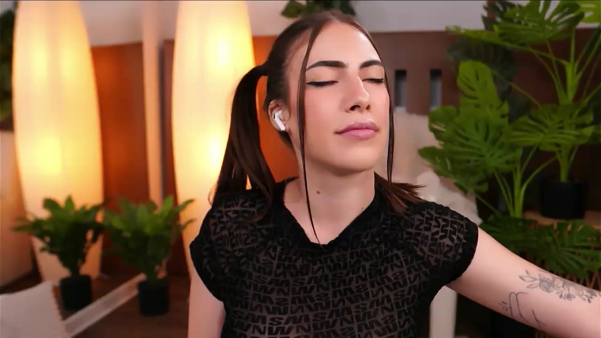 Gallery image thumbnail from ScarletHeart's myfreecams stream on, 08/22/2026, 23:36 image 14 of 20