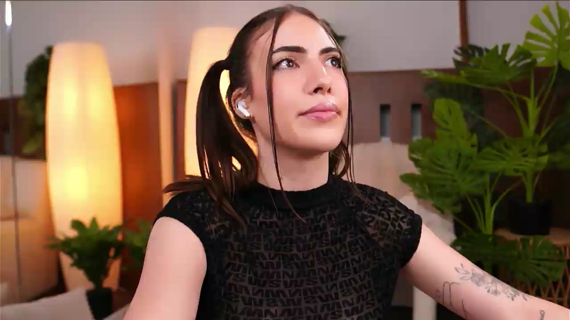 Gallery image thumbnail from ScarletHeart's myfreecams stream on, 08/23/2026, 01:44 image 13 of 20