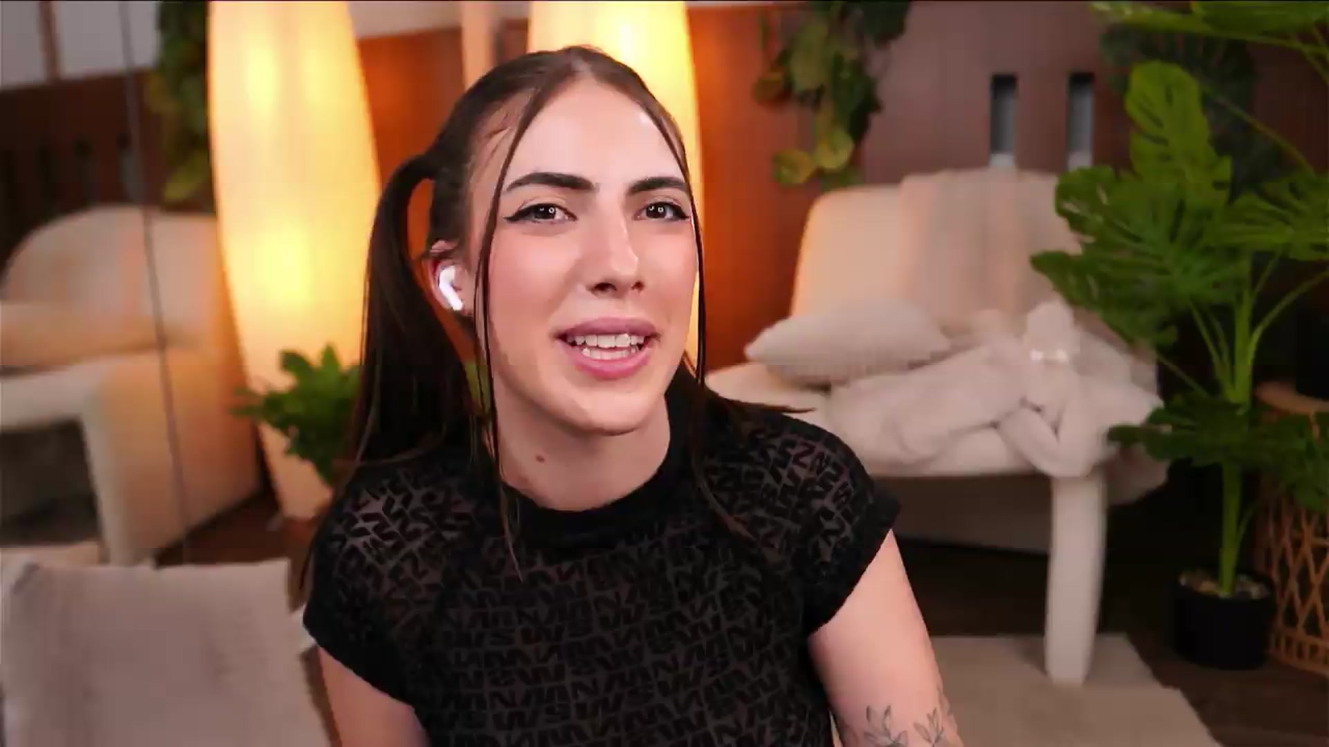 Gallery image thumbnail from ScarletHeart's myfreecams stream on, 08/23/2026, 04:45 image 2 of 20