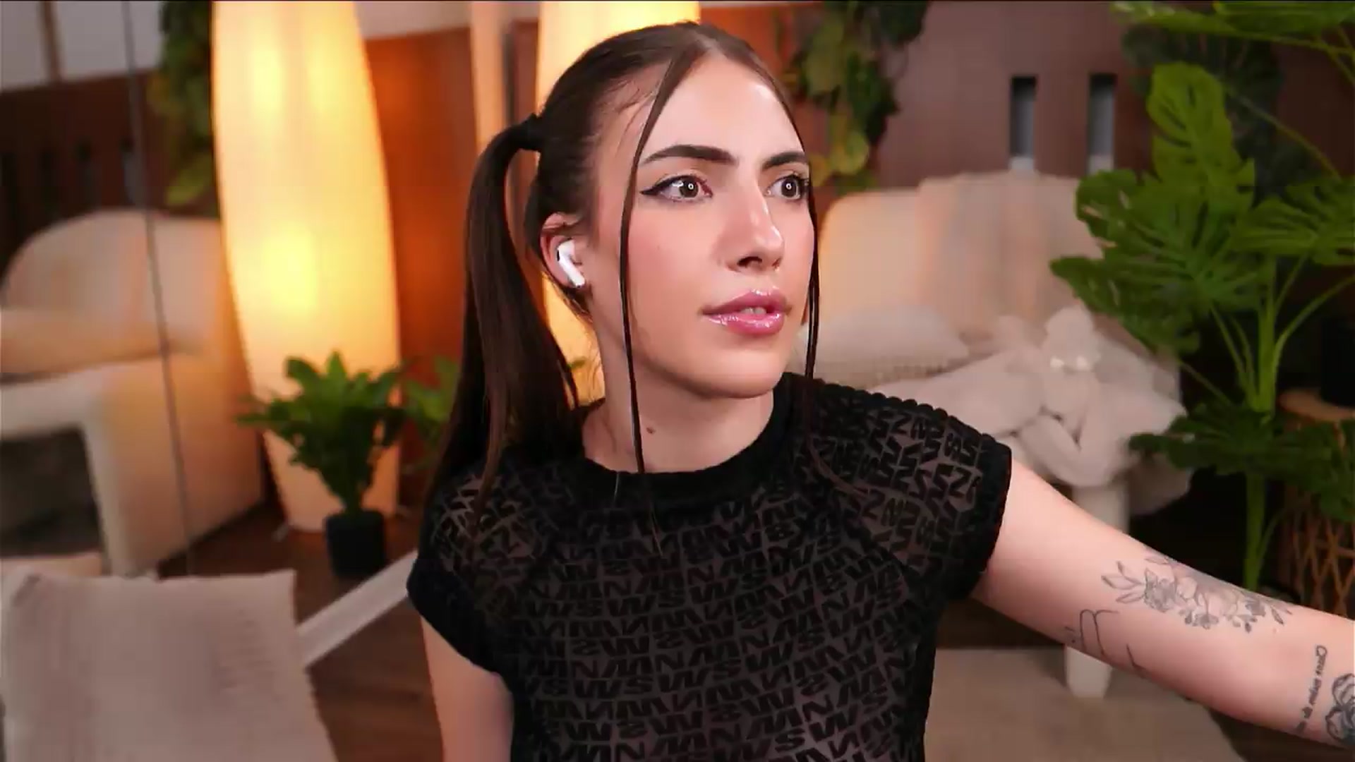 Gallery image thumbnail from ScarletHeart's myfreecams stream on, 08/23/2026, 04:45 image 3 of 20