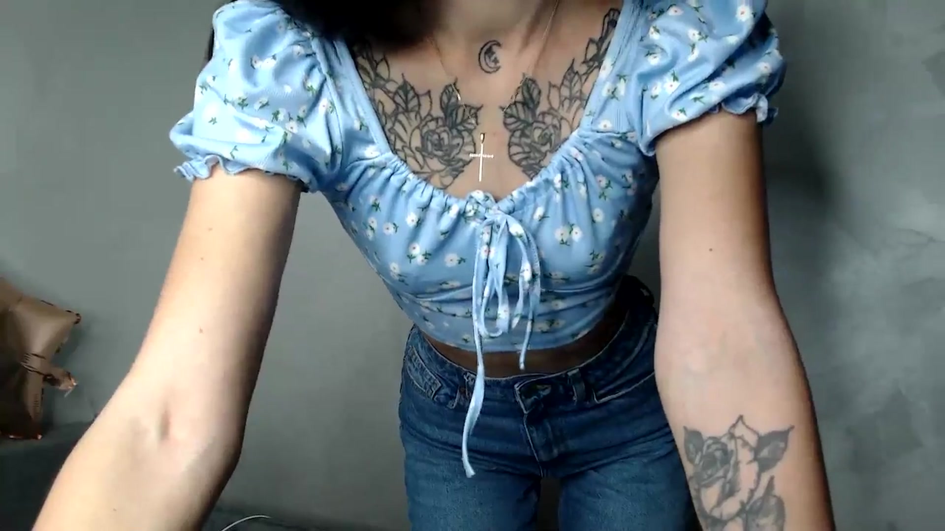 Gallery image thumbnail from Scarlet_flo's myfreecams stream on, 12/08/2024, 19:59 image 15 of 20