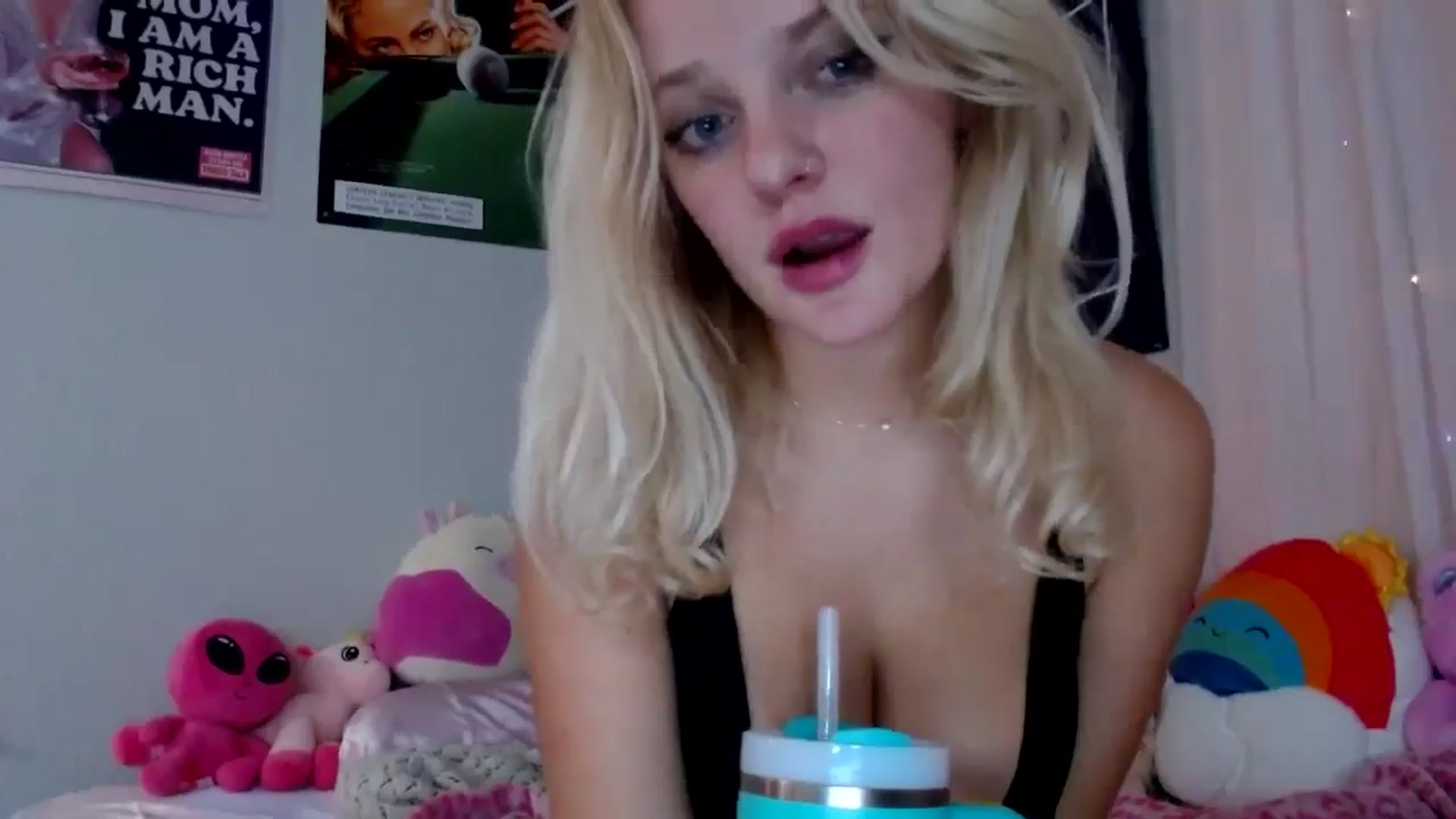 Gallery image thumbnail from Scarletyoung's myfreecams stream on, 10/22/2024, 06:34 image 18 of 20