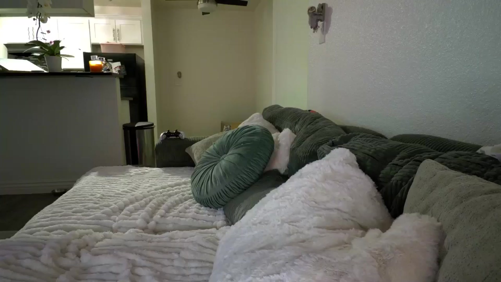 Gallery image thumbnail from Scarletyoung's myfreecams stream on, 04/22/2026, 04:21 image 1 of 20