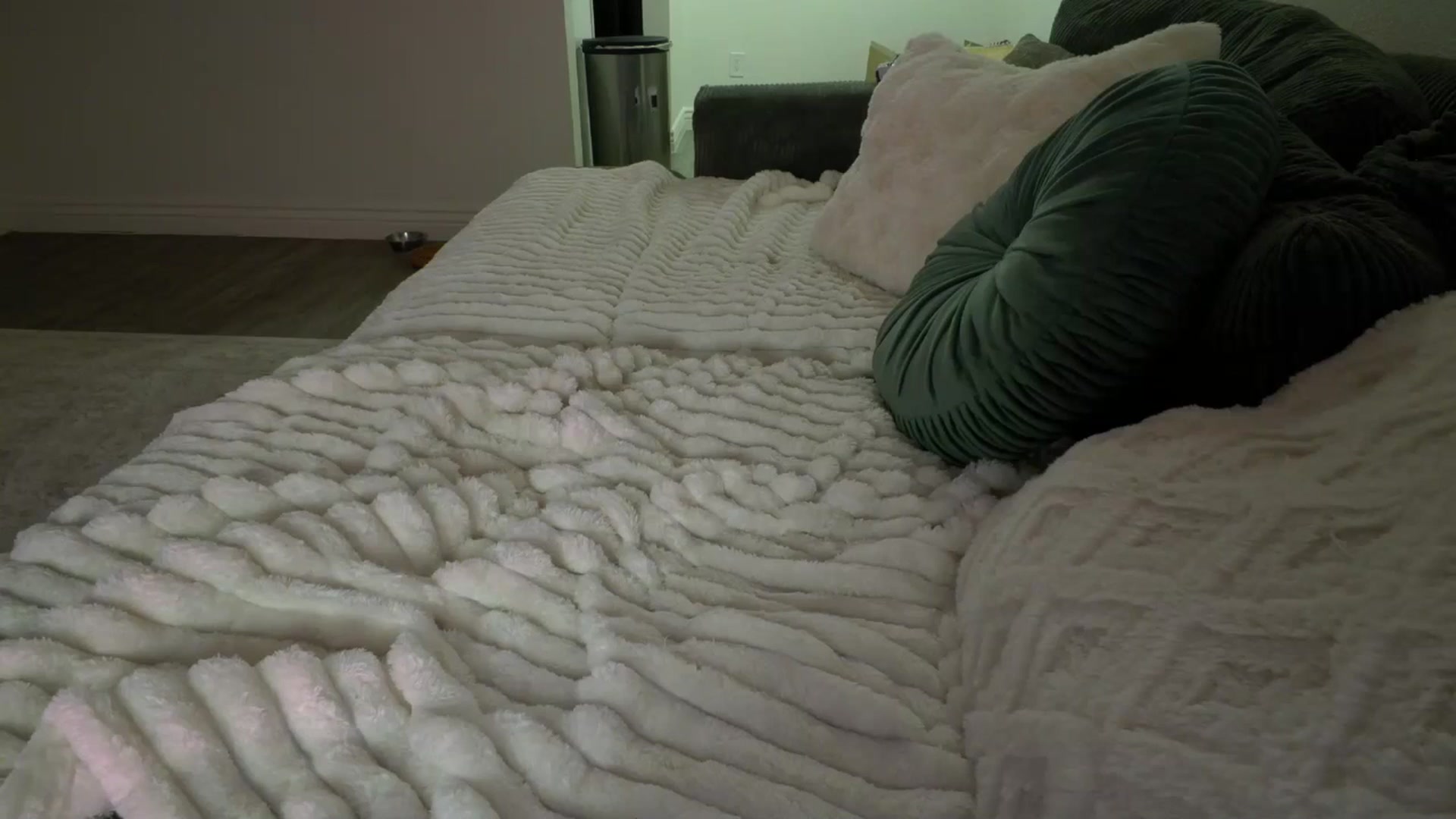 Gallery image thumbnail from Scarletyoung's myfreecams stream on, 04/24/2026, 09:49 image 10 of 20