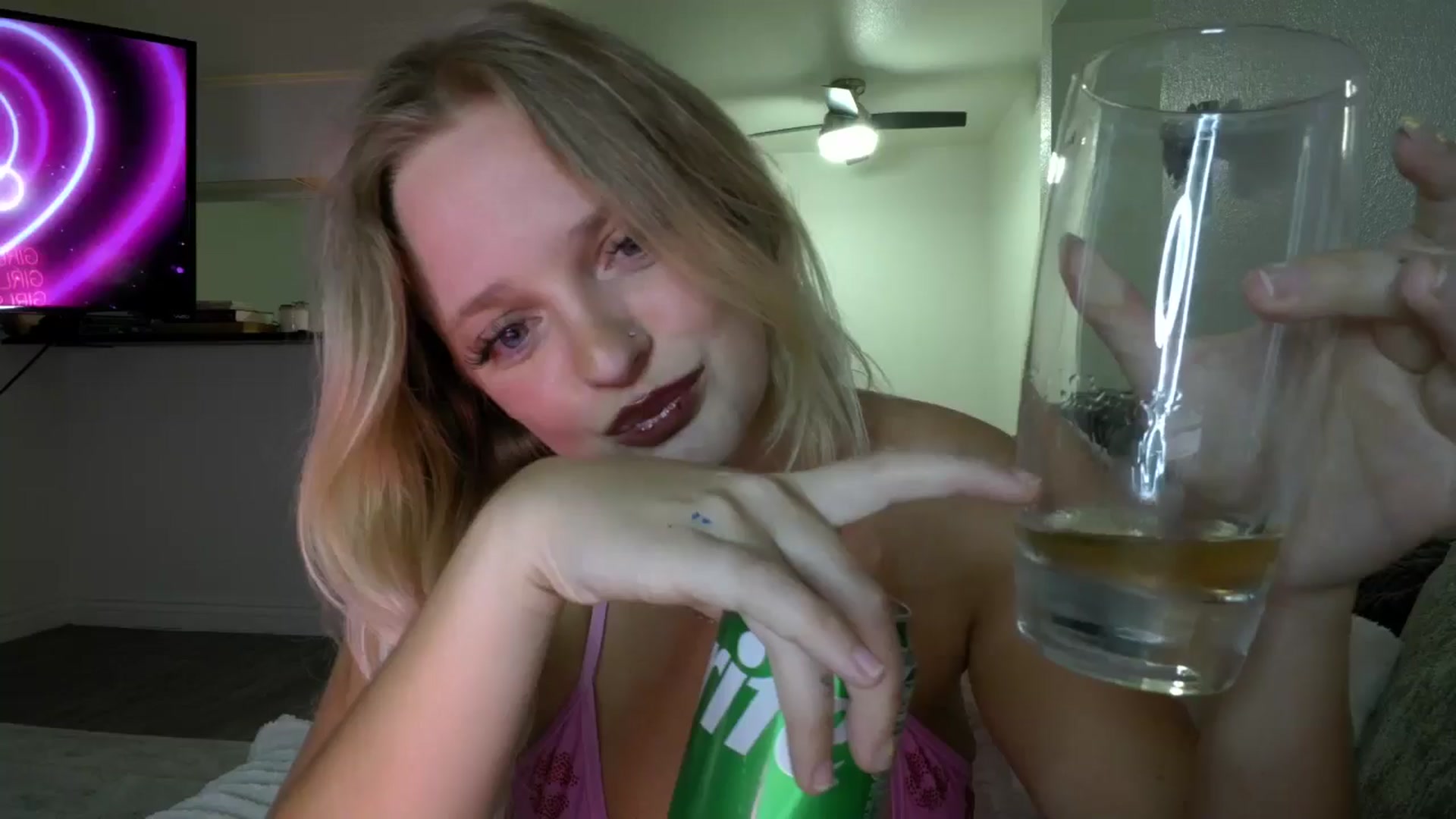 Gallery image thumbnail from Scarletyoung's myfreecams stream on, 04/27/2026, 07:23 image 1 of 20