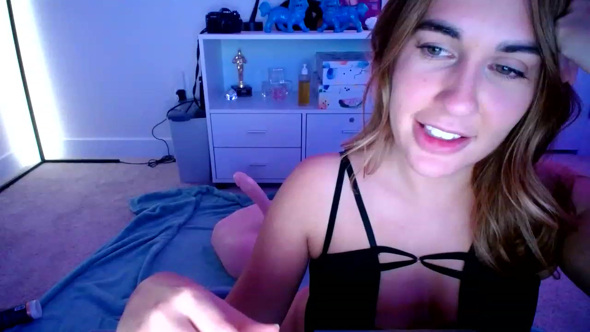 Gallery image thumbnail from Scout's myfreecams stream on, 12/15/2022, 06:41 image 16 of 20