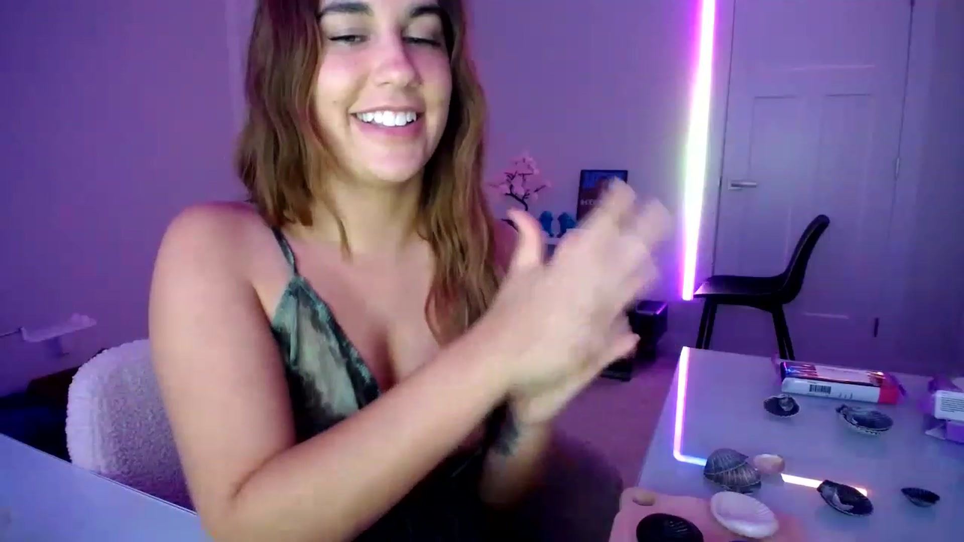 Gallery image thumbnail from Scout's myfreecams stream on, 06/10/2023, 04:13 image 16 of 20