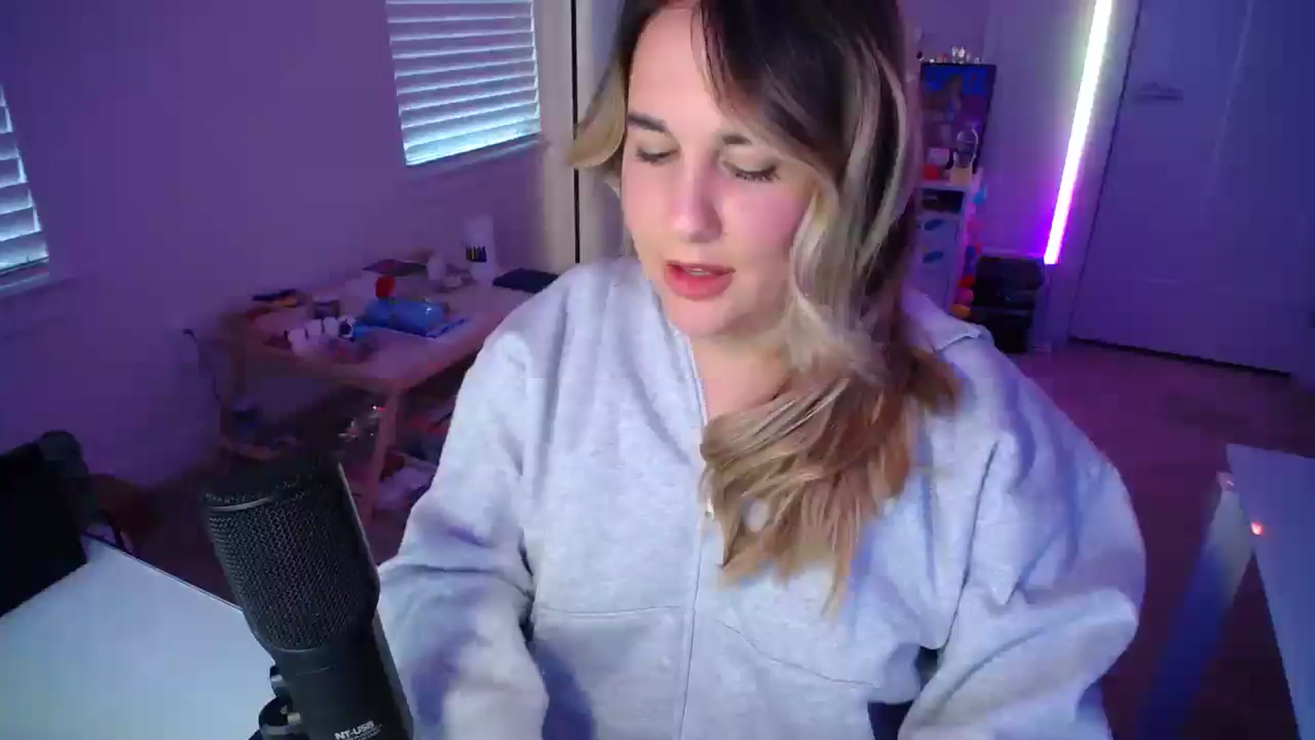 Gallery image thumbnail from Scout's myfreecams stream on, 03/27/2025, 24:03 image 14 of 20