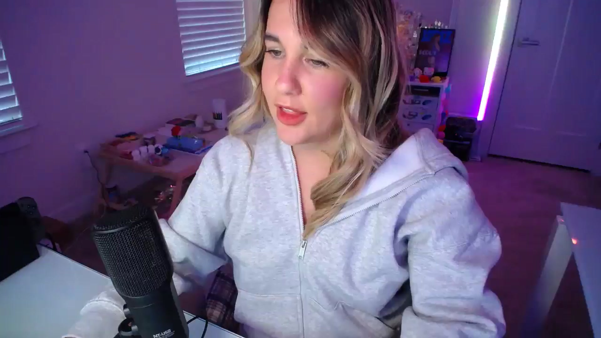 Gallery image thumbnail from Scout's myfreecams stream on, 03/27/2025, 24:03 image 16 of 20