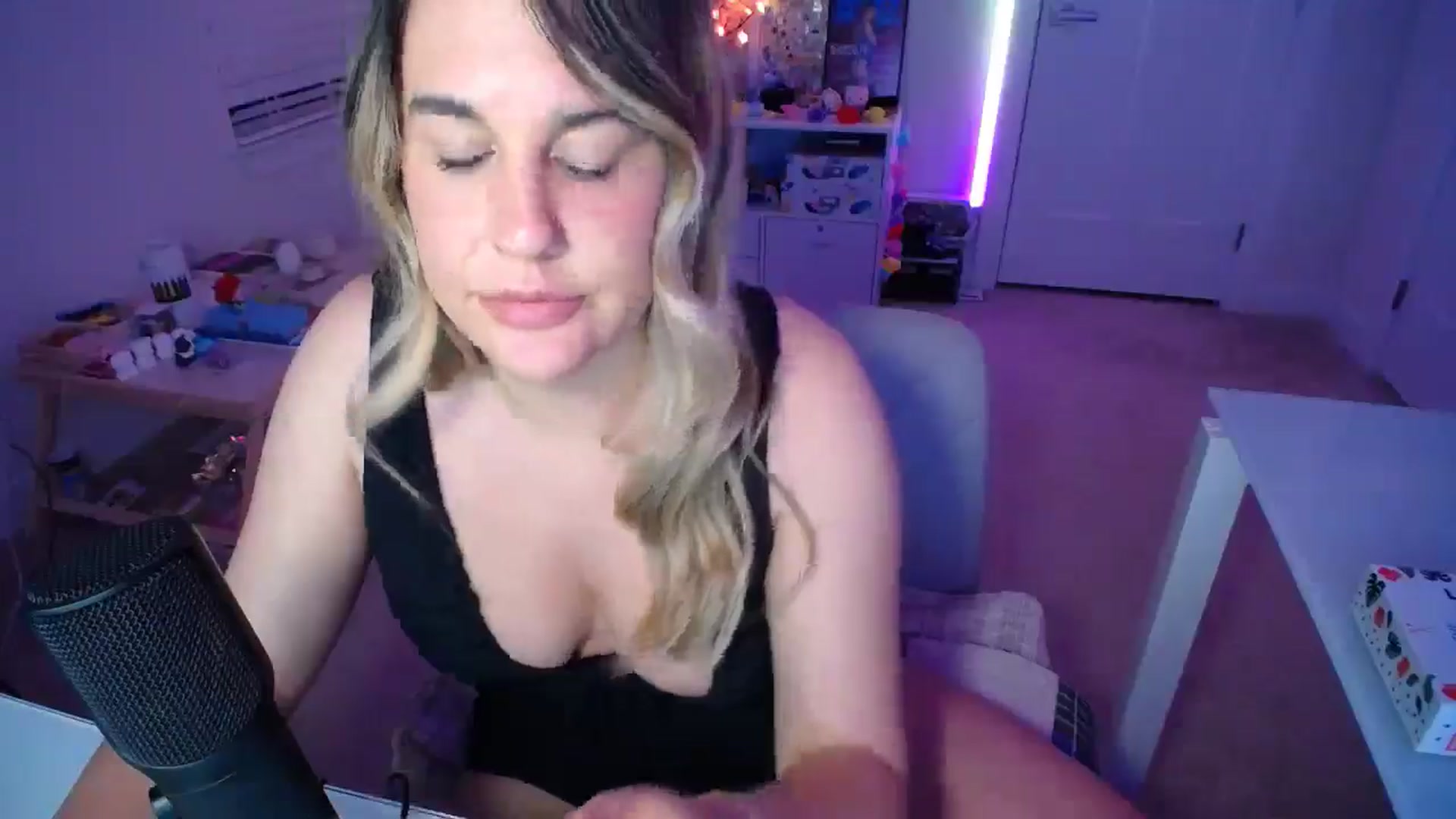 Gallery image thumbnail from Scout's myfreecams stream on, 04/24/2025, 01:48 image 14 of 20