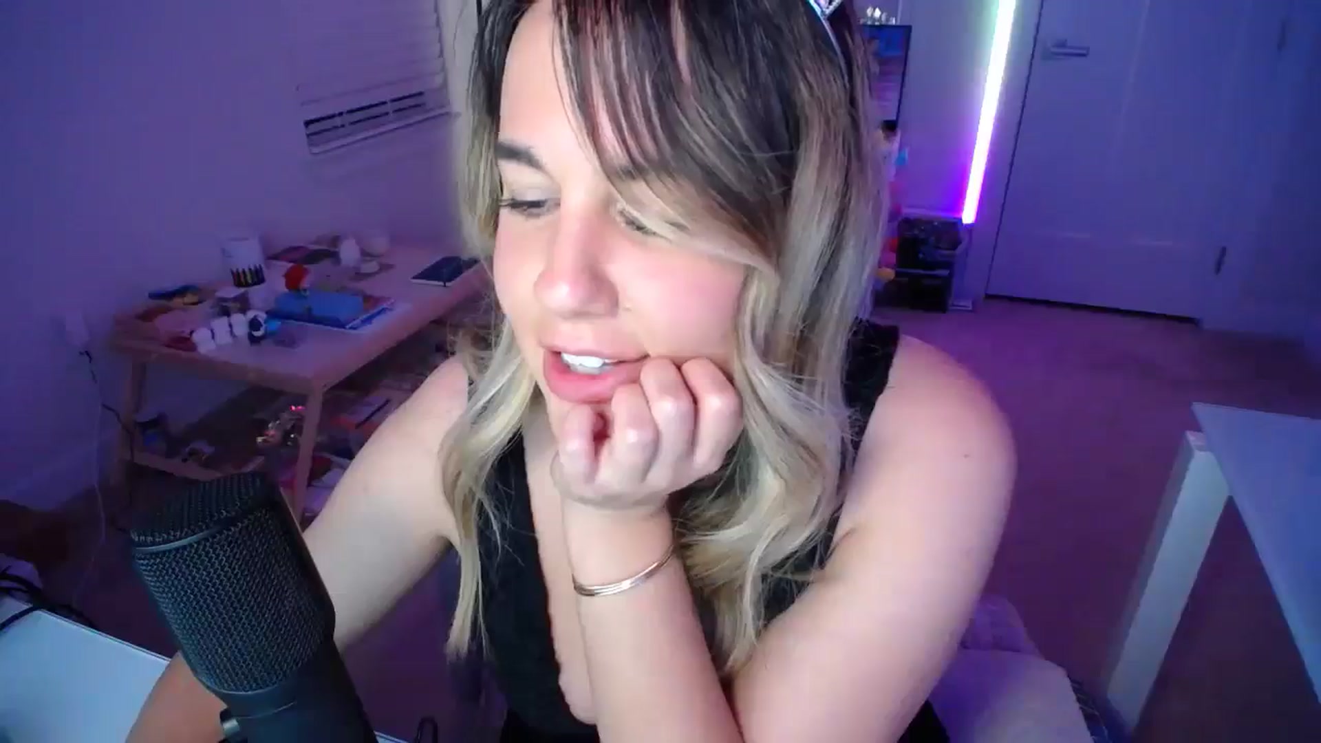 Gallery image thumbnail from Scout's myfreecams stream on, 04/24/2025, 01:48 image 6 of 20
