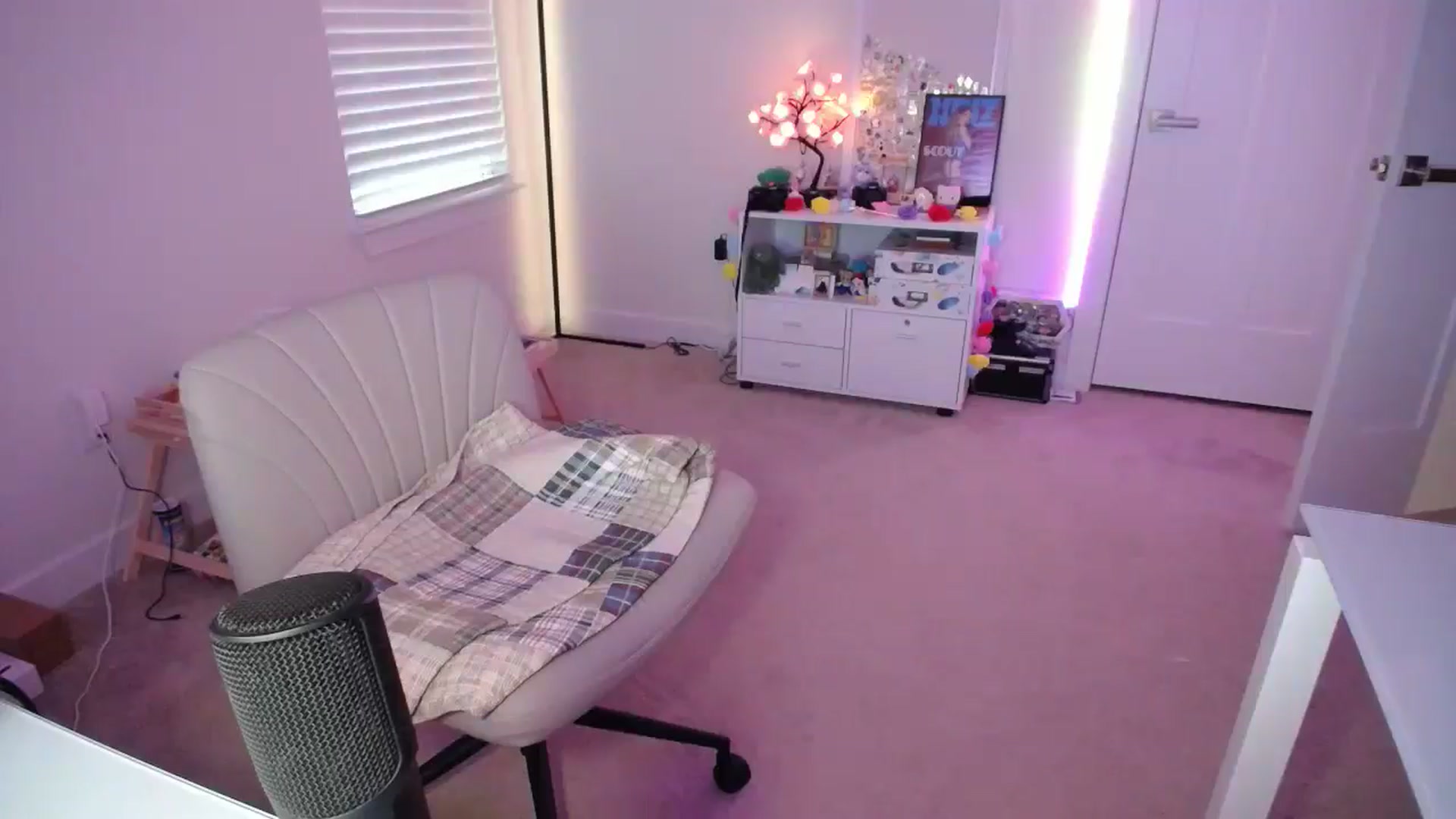 Gallery image thumbnail from Scout's myfreecams stream on, 05/08/2025, 24:01 image 2 of 20