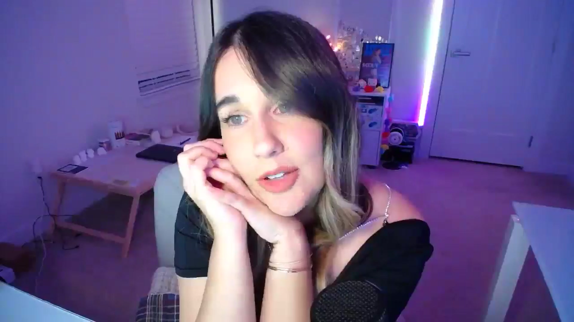 Gallery image thumbnail from Scout's myfreecams stream on, 10/02/2025, 24:00 image 15 of 20
