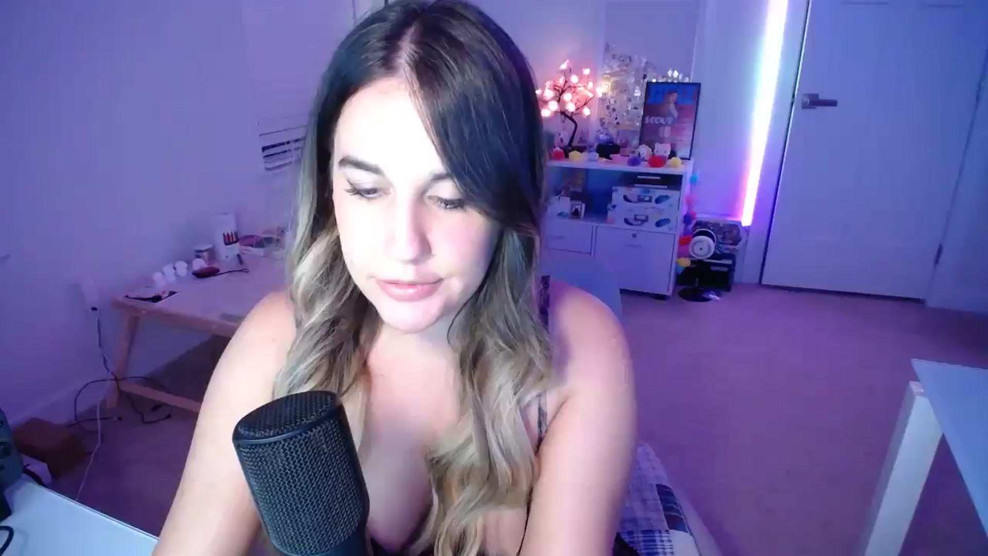 Gallery image thumbnail from Scout's myfreecams stream on, 10/16/2025, 03:09 image 17 of 20