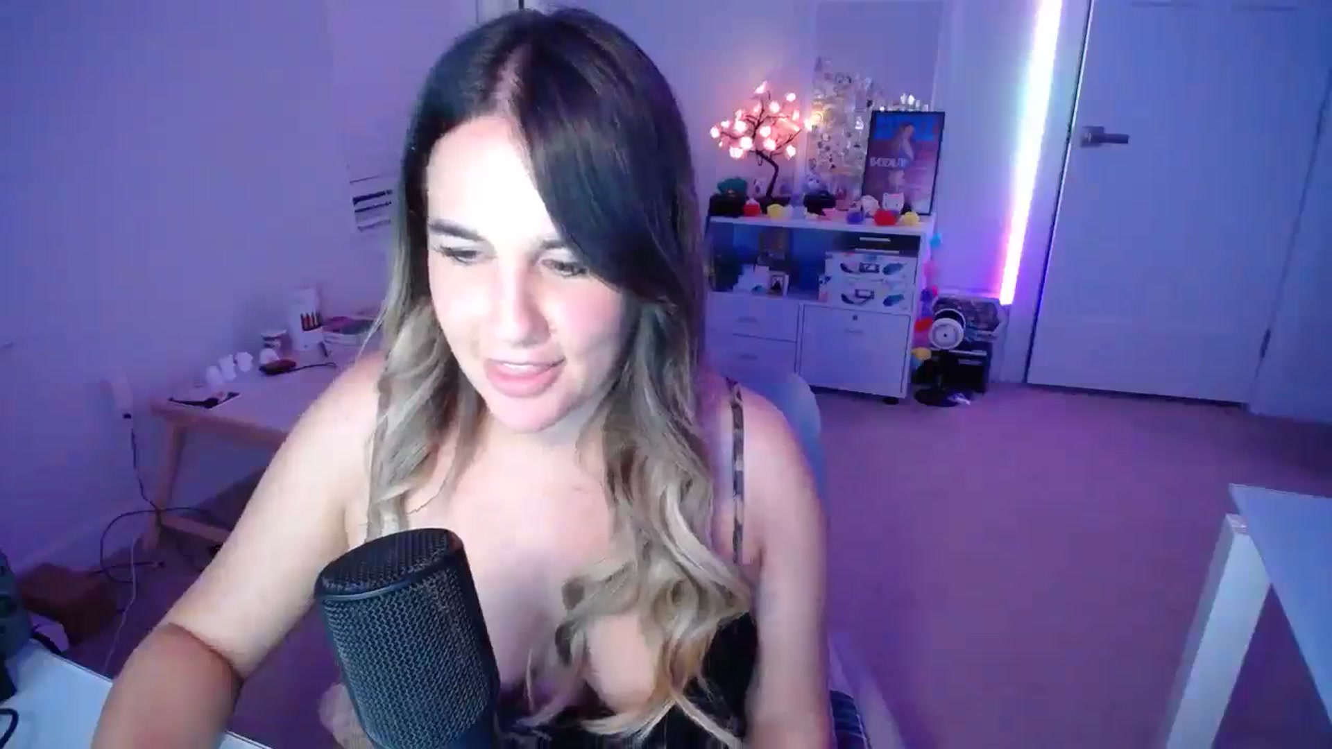 Gallery image thumbnail from Scout's myfreecams stream on, 10/16/2025, 03:09 image 13 of 20