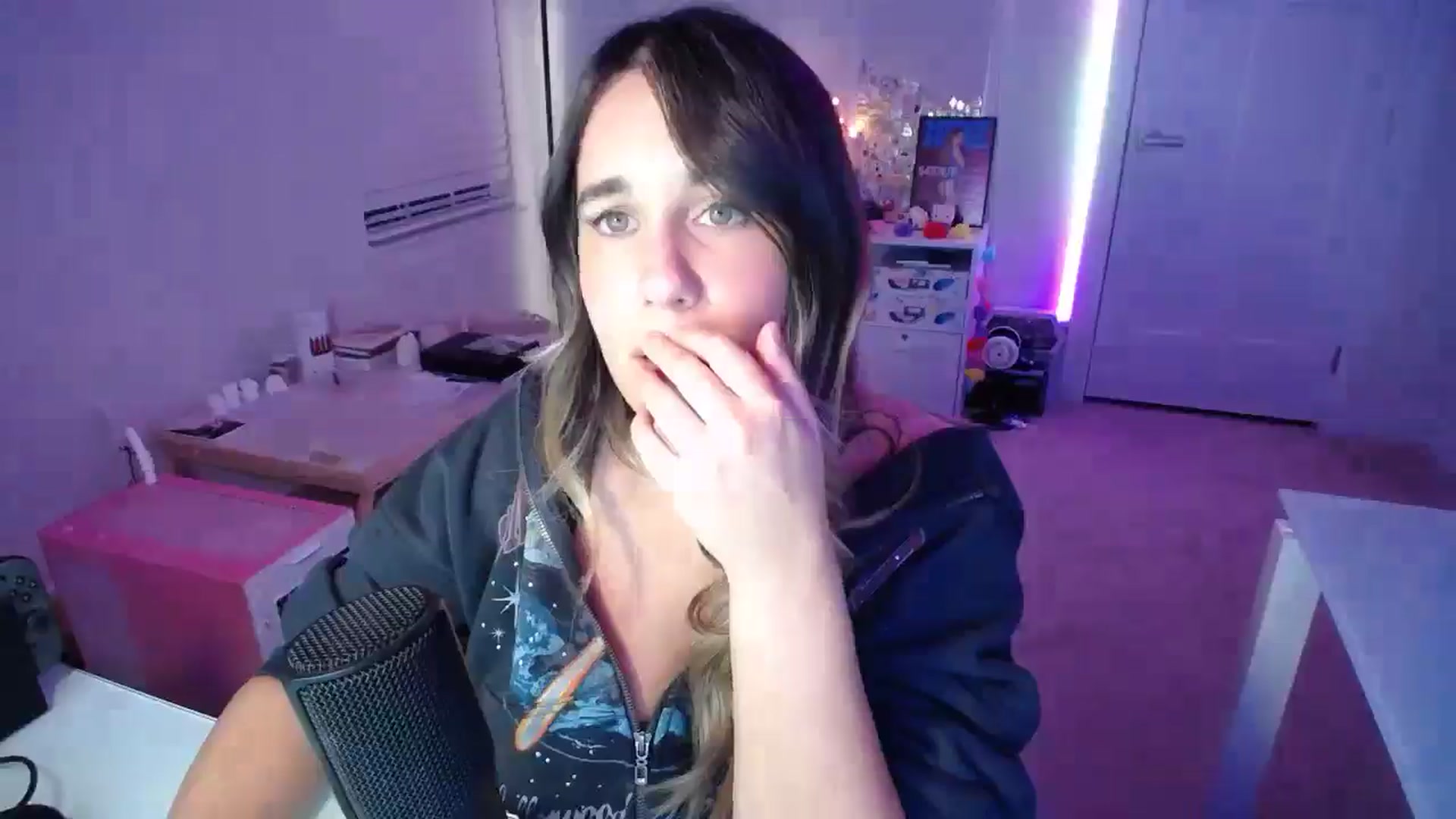 Gallery image thumbnail from Scout's myfreecams stream on, 11/06/2025, 03:21 image 16 of 20