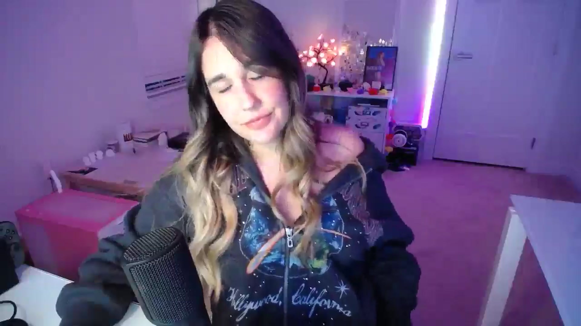 Gallery image thumbnail from Scout's myfreecams stream on, 11/06/2025, 03:21 image 12 of 20