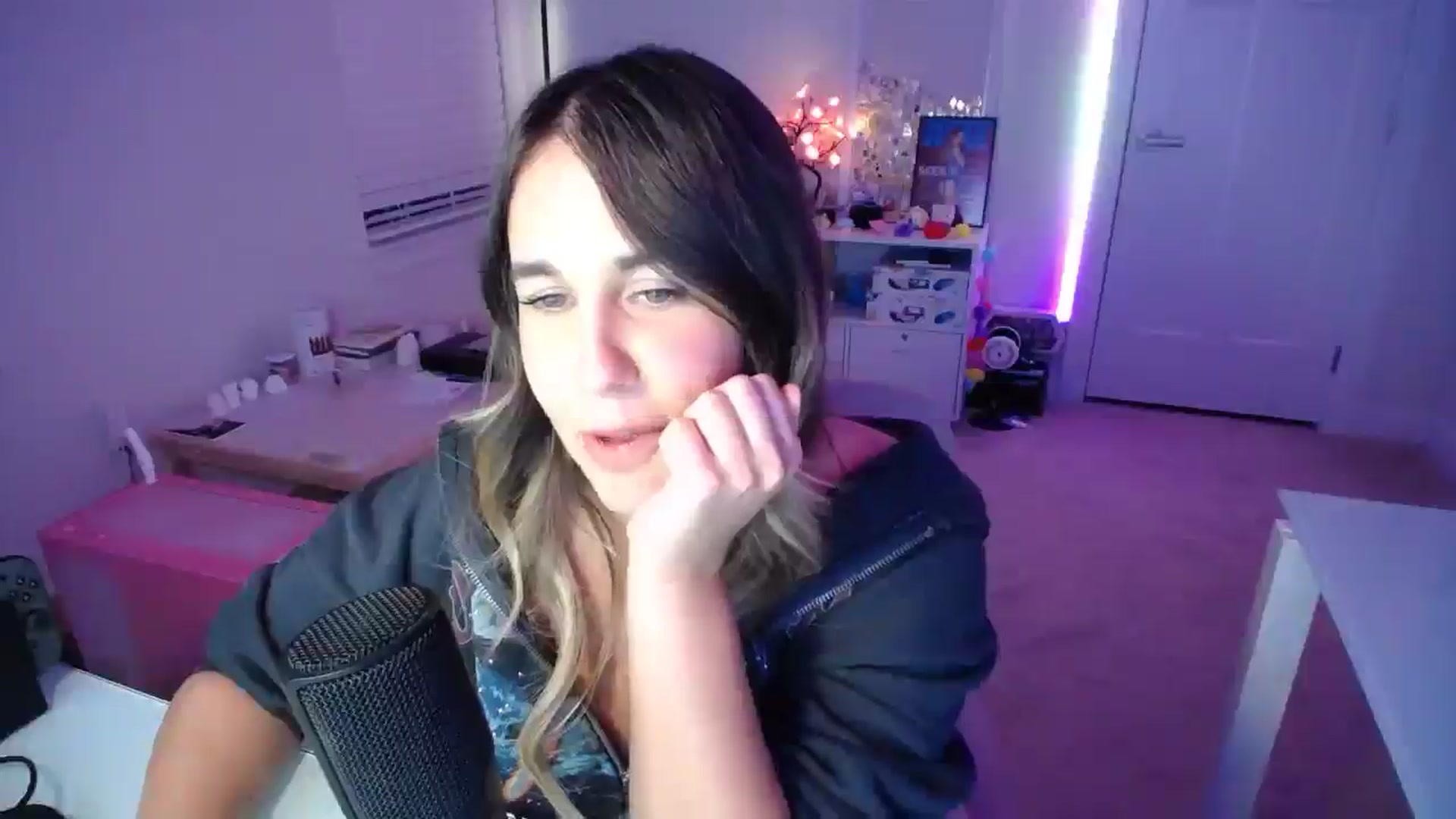 Gallery image thumbnail from Scout's myfreecams stream on, 11/06/2025, 03:21 image 18 of 20