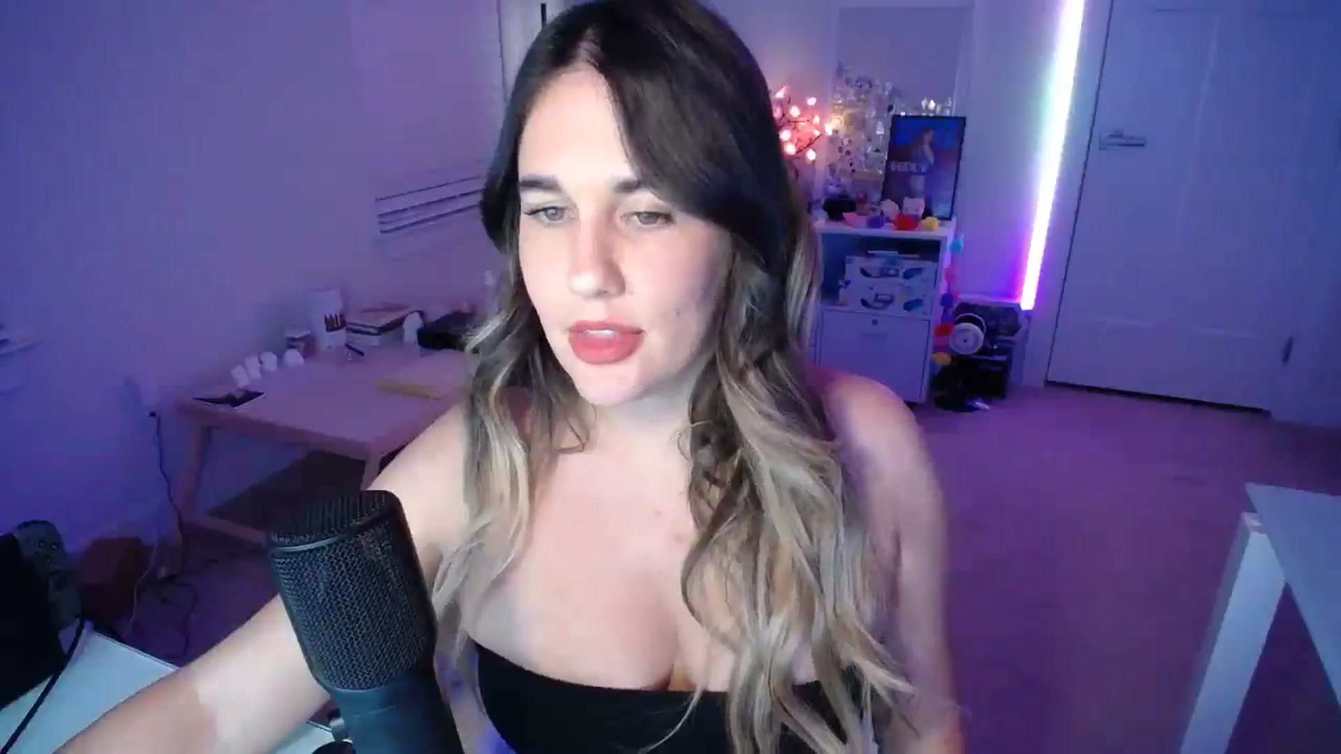 Gallery image thumbnail from Scout's myfreecams stream on, 12/02/2025, 03:16 image 3 of 20