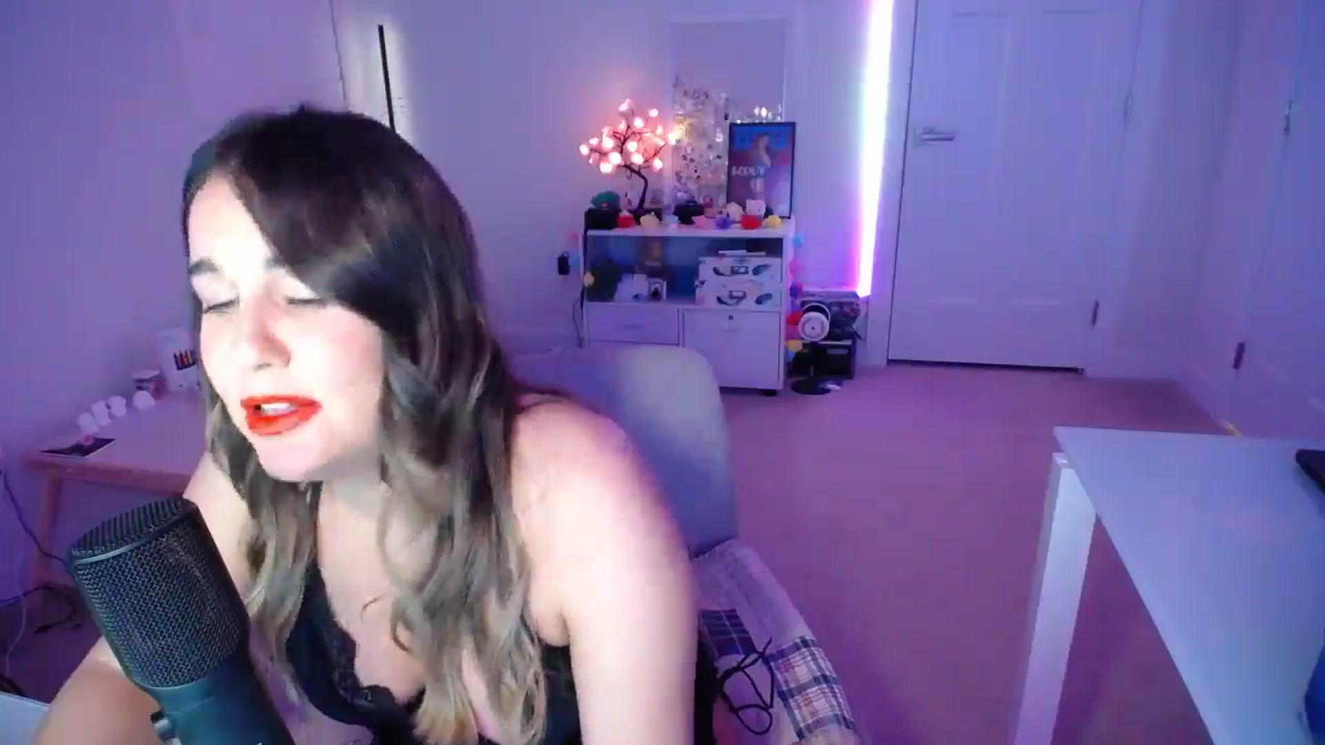 Gallery image thumbnail from Scout's myfreecams stream on, 12/11/2025, 03:15 image 2 of 20