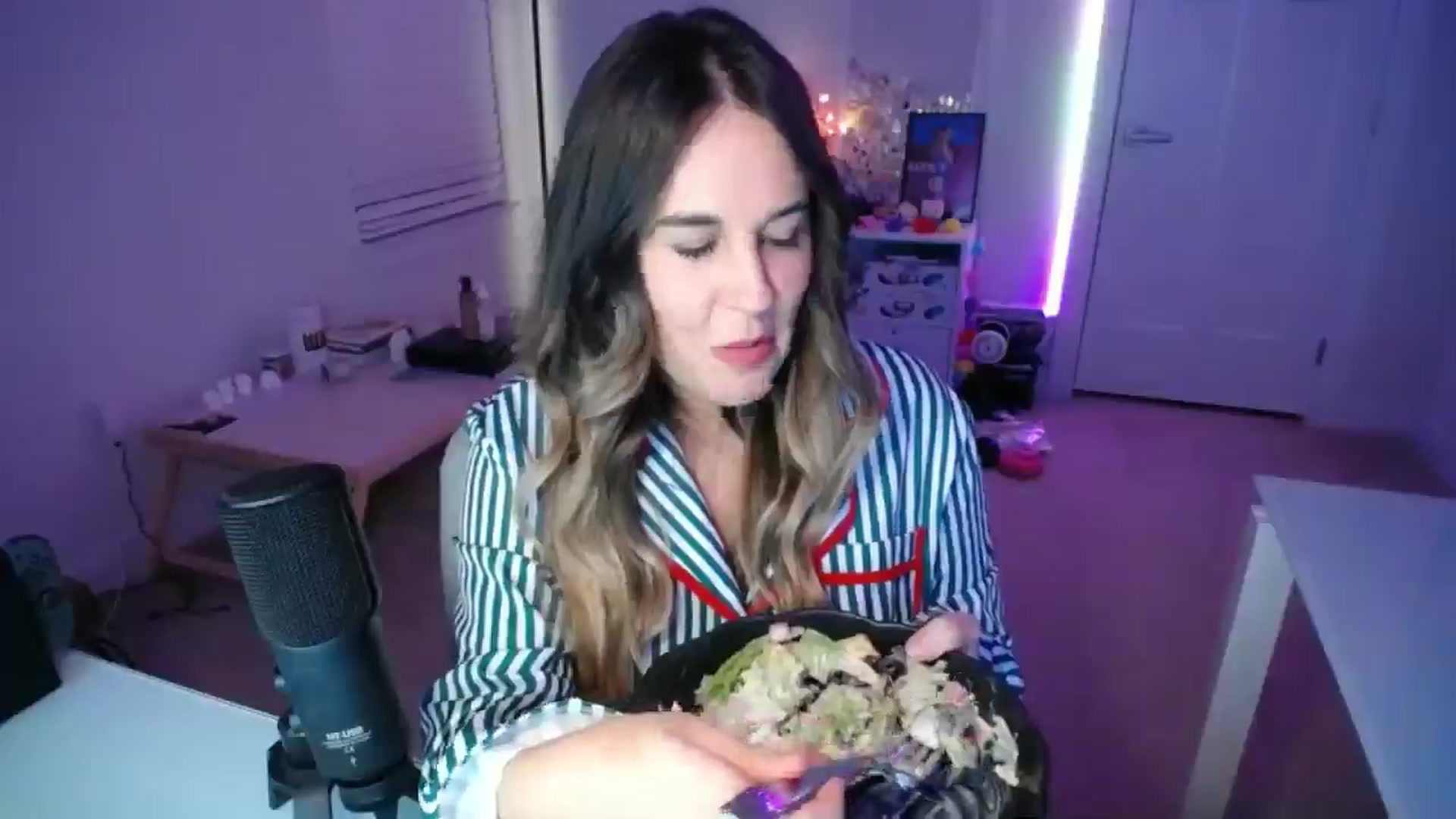 Gallery image thumbnail from Scout's myfreecams stream on, 12/18/2025, 03:48 image 2 of 20