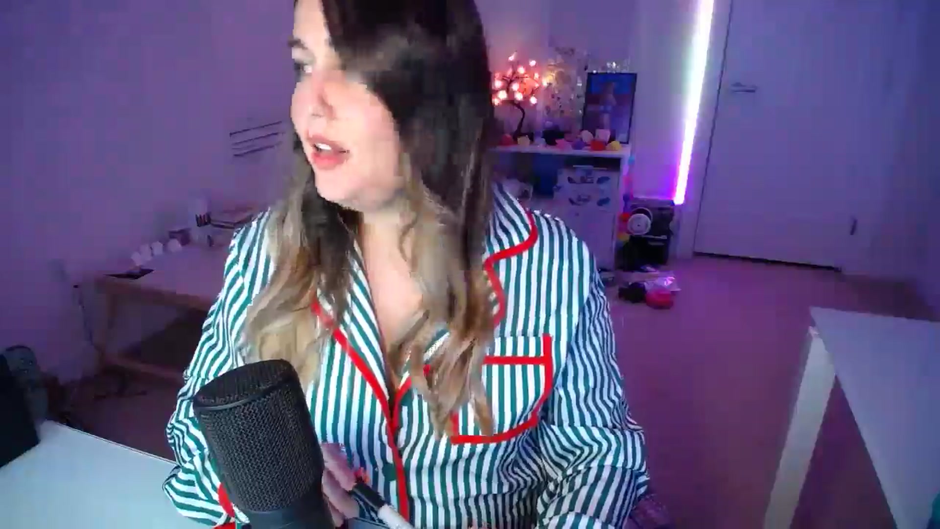 Gallery image thumbnail from Scout's myfreecams stream on, 12/18/2025, 03:48 image 17 of 20