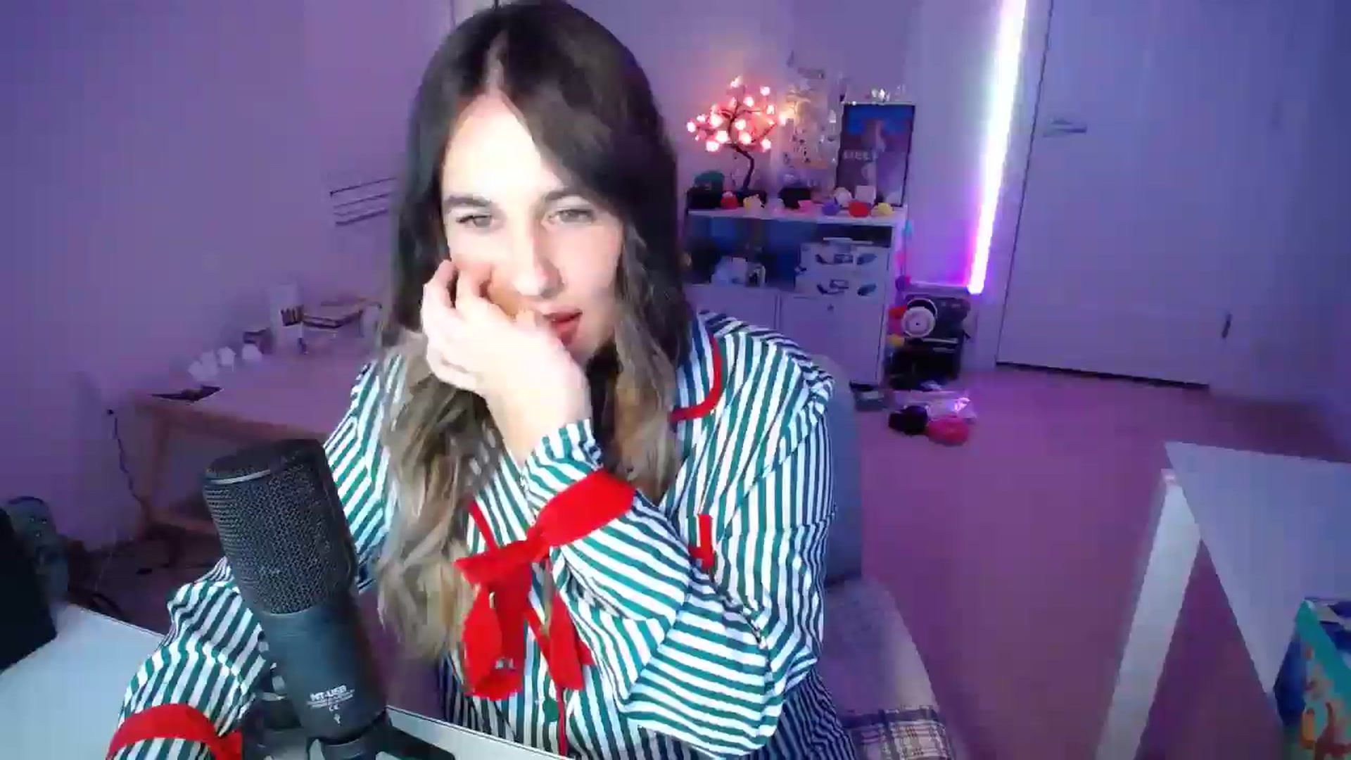 Gallery image thumbnail from Scout's myfreecams stream on, 12/18/2025, 03:48 image 5 of 20