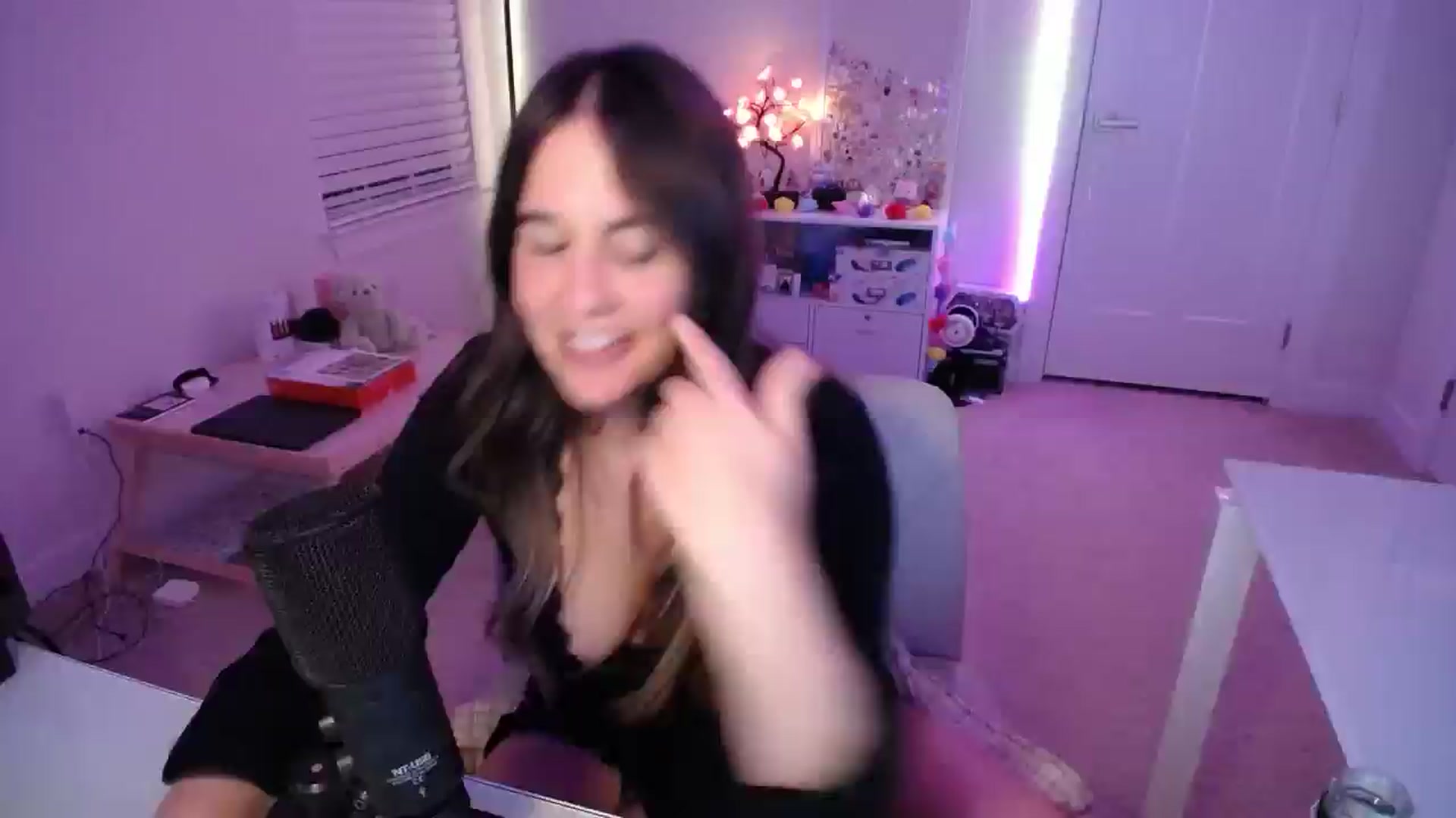 Gallery image thumbnail from Scout's myfreecams stream on, 04/11/2026, 02:39 image 6 of 20