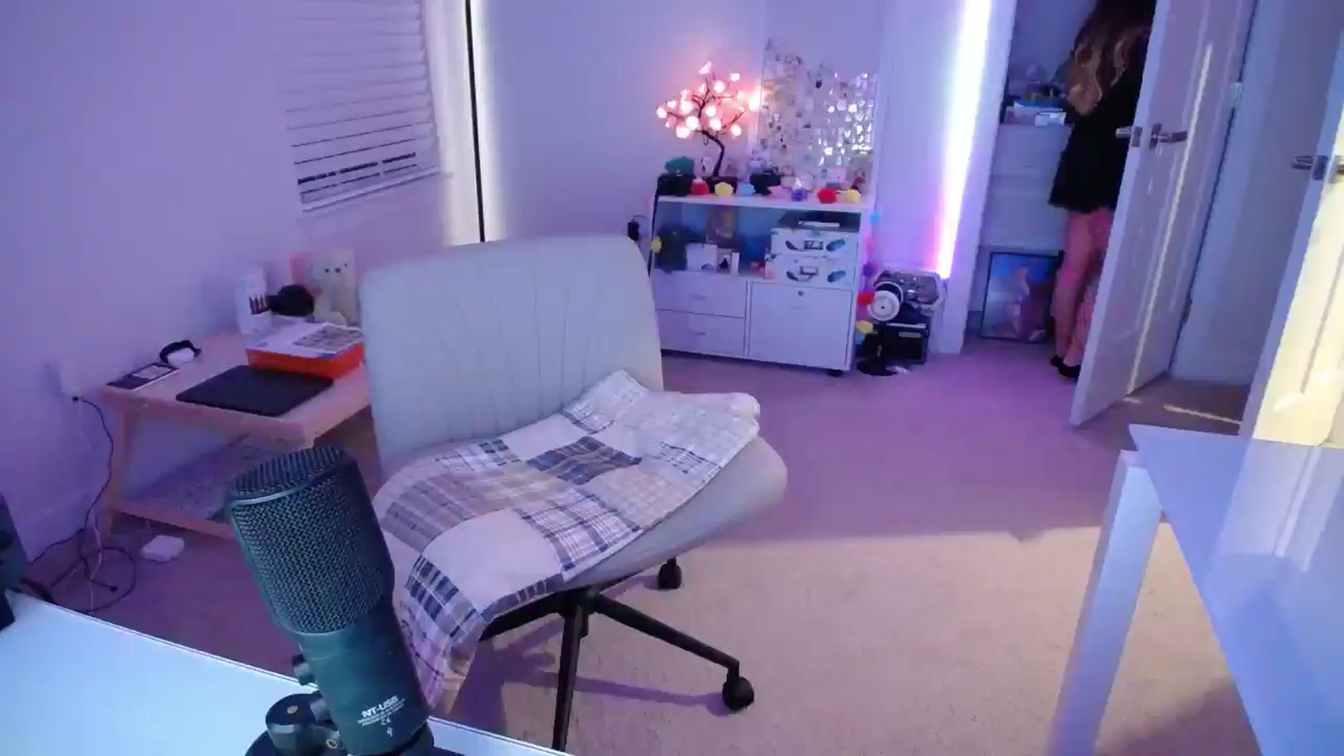 Gallery image thumbnail from Scout's myfreecams stream on, 04/11/2026, 02:39 image 9 of 20