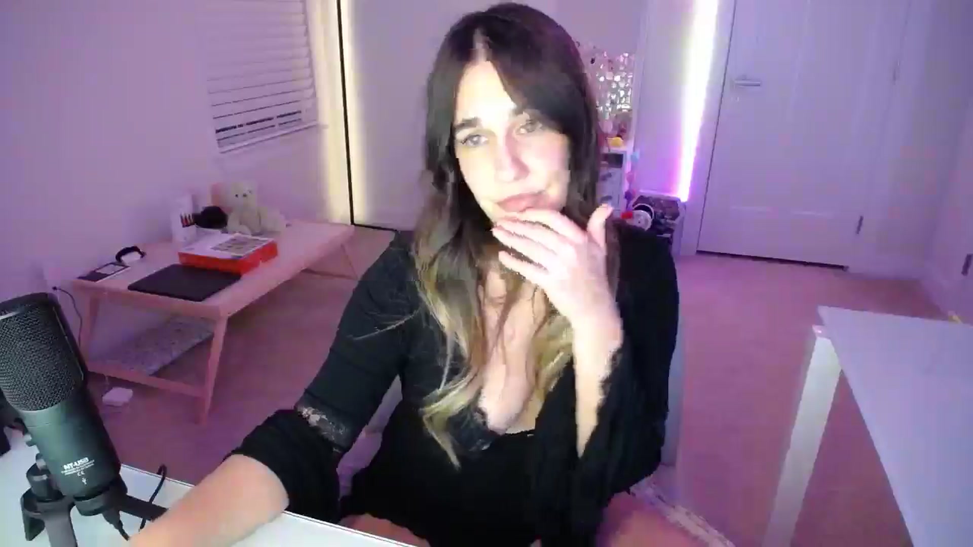 Gallery image thumbnail from Scout's myfreecams stream on, 04/11/2026, 02:39 image 18 of 20
