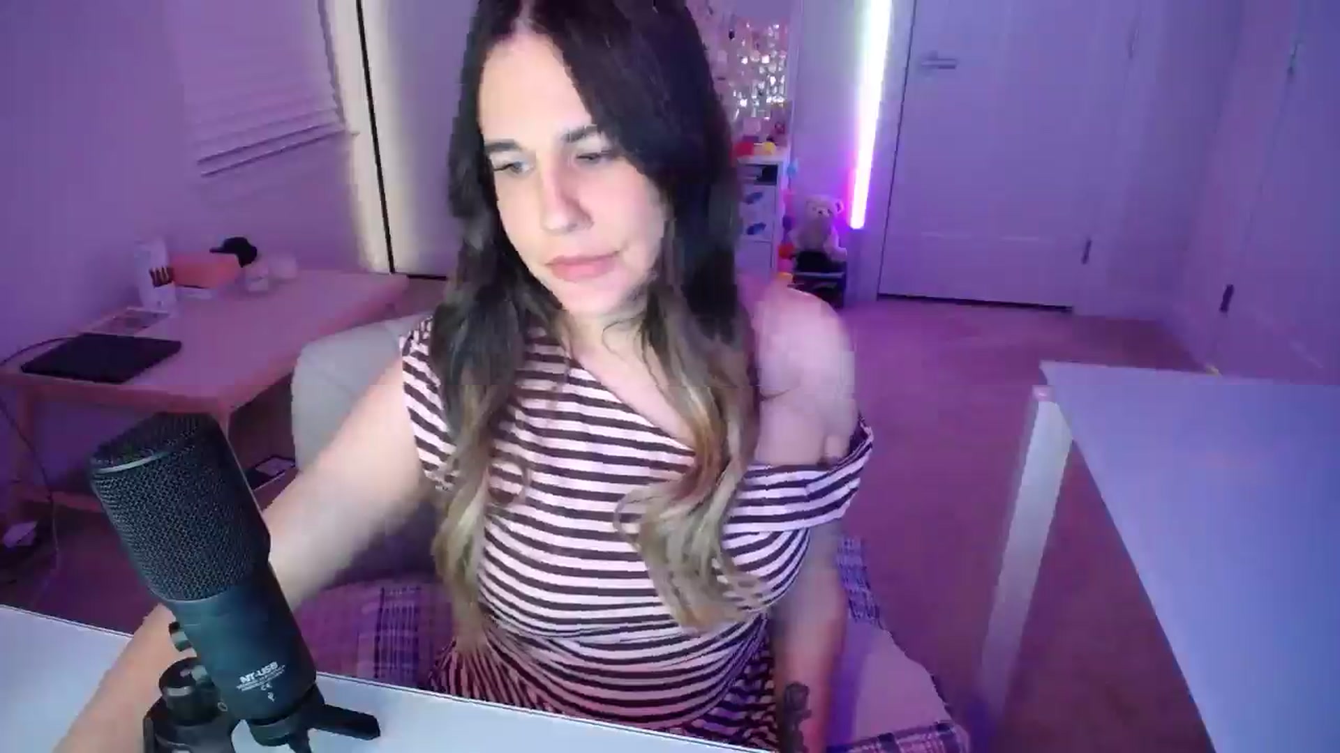 Gallery image thumbnail from Scout's myfreecams stream on, 04/23/2026, 02:02 image 14 of 20