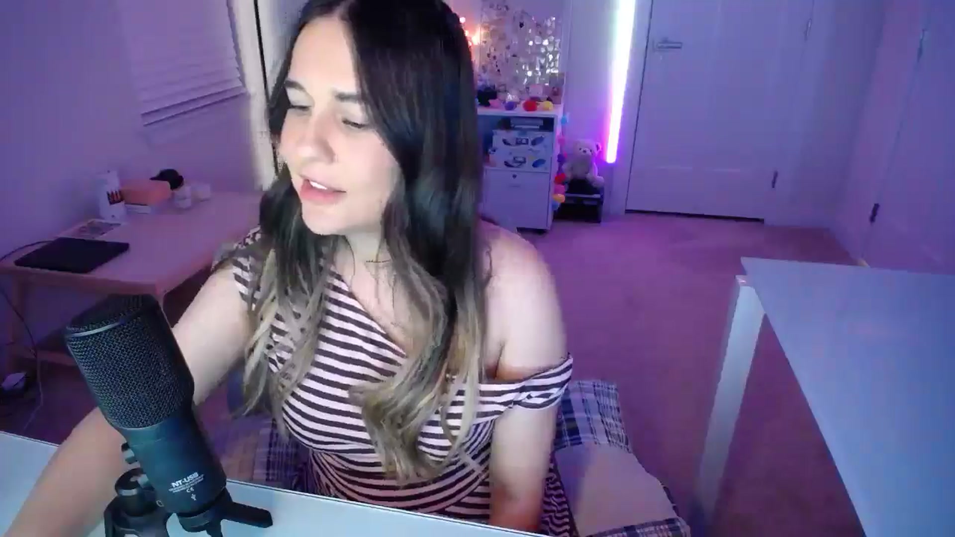 Gallery image thumbnail from Scout's myfreecams stream on, 04/23/2026, 02:02 image 12 of 20