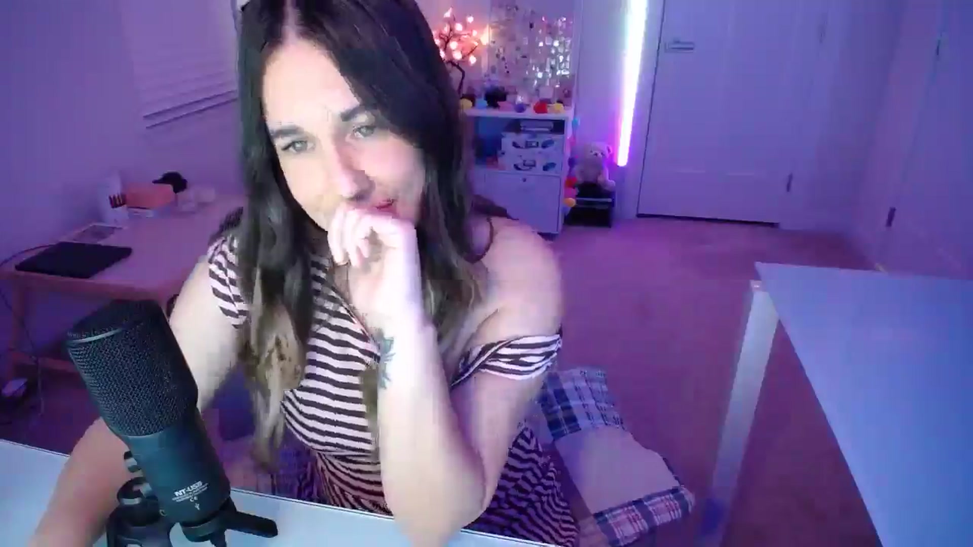 Gallery image thumbnail from Scout's myfreecams stream on, 04/23/2026, 02:02 image 11 of 20