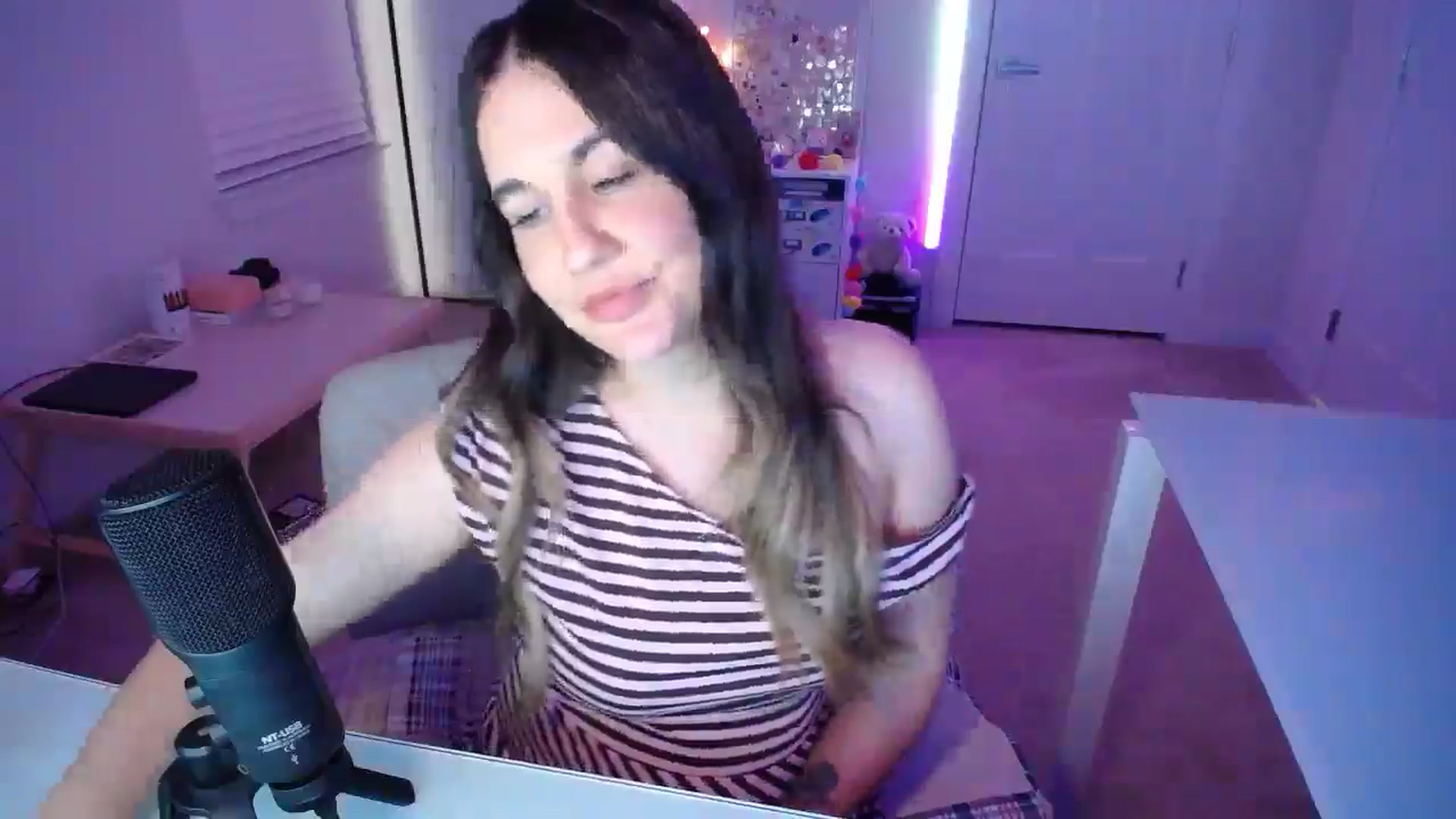 Gallery image thumbnail from Scout's myfreecams stream on, 04/23/2026, 02:02 image 18 of 20