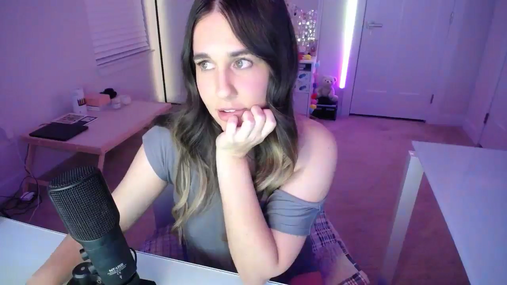 Gallery image thumbnail from Scout's myfreecams stream on, 04/26/2026, 02:34 image 14 of 20