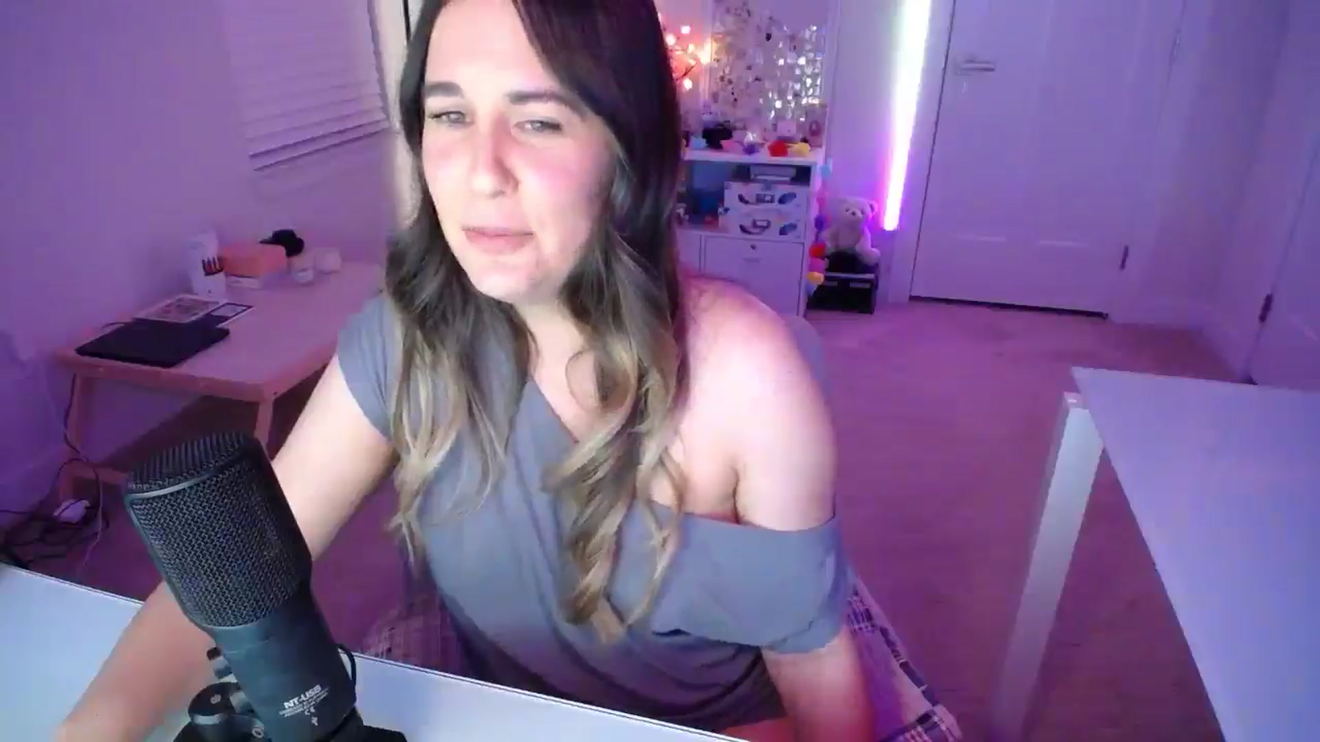 Gallery image thumbnail from Scout's myfreecams stream on, 04/26/2026, 02:34 image 16 of 20