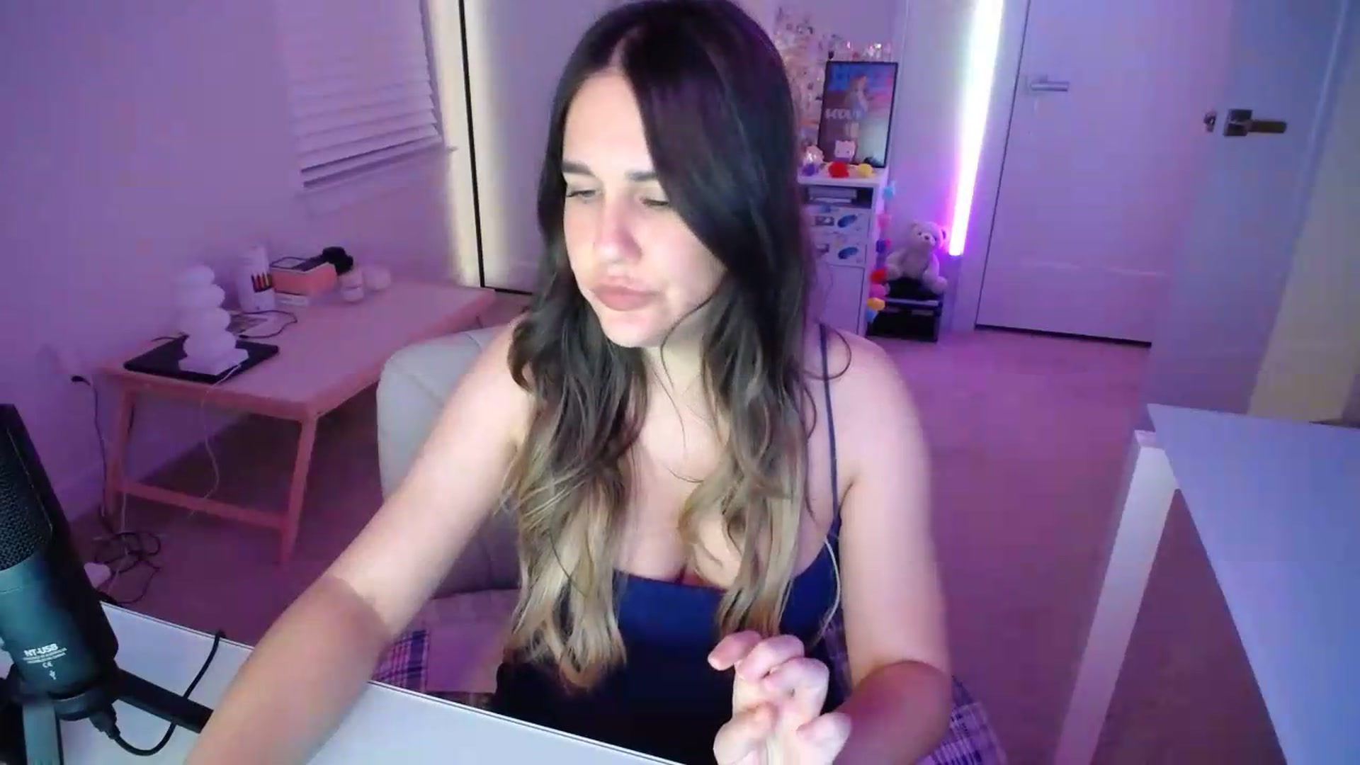 Gallery image thumbnail from Scout's myfreecams stream on, 05/14/2026, 03:22 image 17 of 20