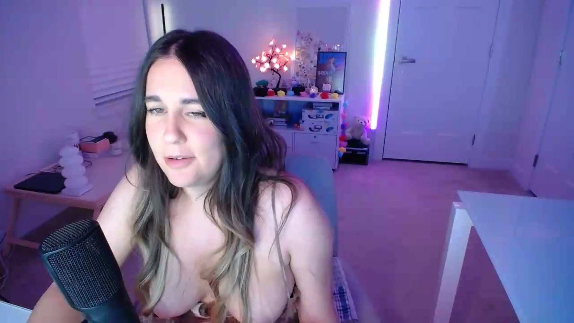 Gallery image thumbnail from Scout's myfreecams stream on, 05/23/2026, 01:30 image 17 of 20
