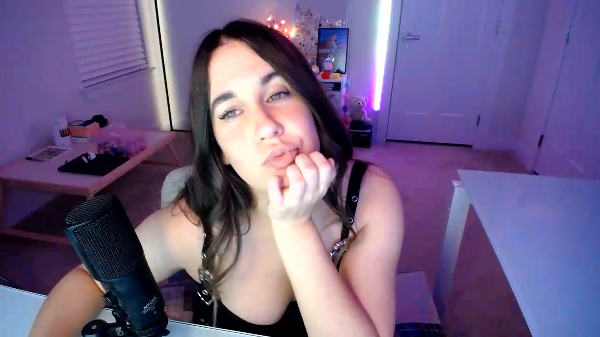 Gallery image thumbnail from Scout's myfreecams stream on, 06/25/2026, 02:48 image 18 of 20