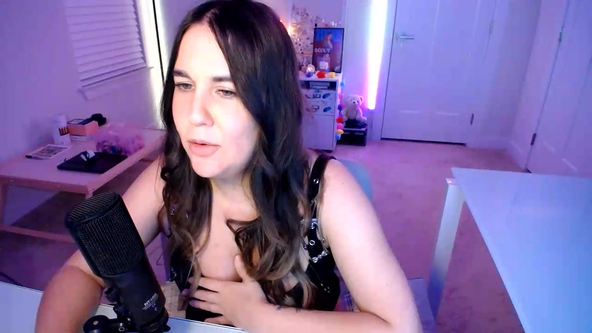 Gallery image thumbnail from Scout's myfreecams stream on, 06/25/2026, 02:48 image 13 of 20