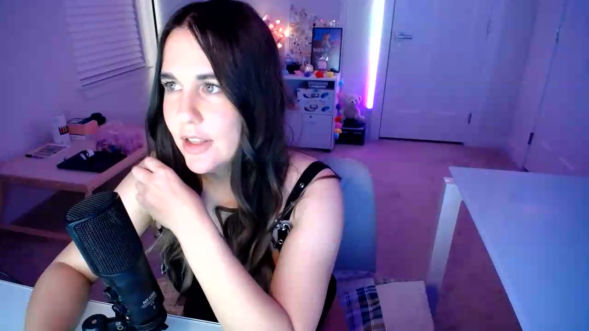 Gallery image thumbnail from Scout's myfreecams stream on, 06/25/2026, 02:48 image 16 of 20