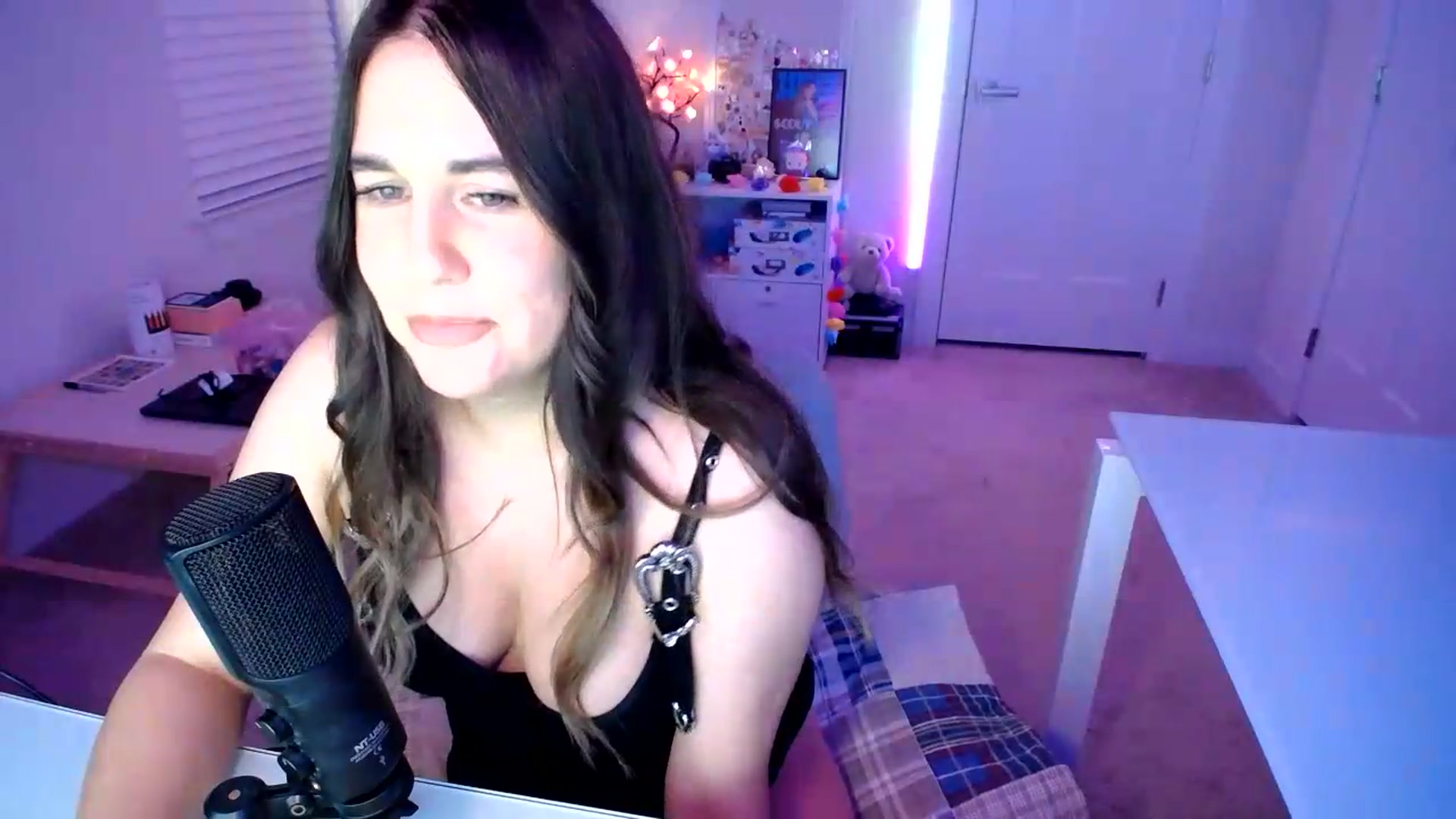 Gallery image thumbnail from Scout's myfreecams stream on, 06/25/2026, 02:48 image 9 of 20