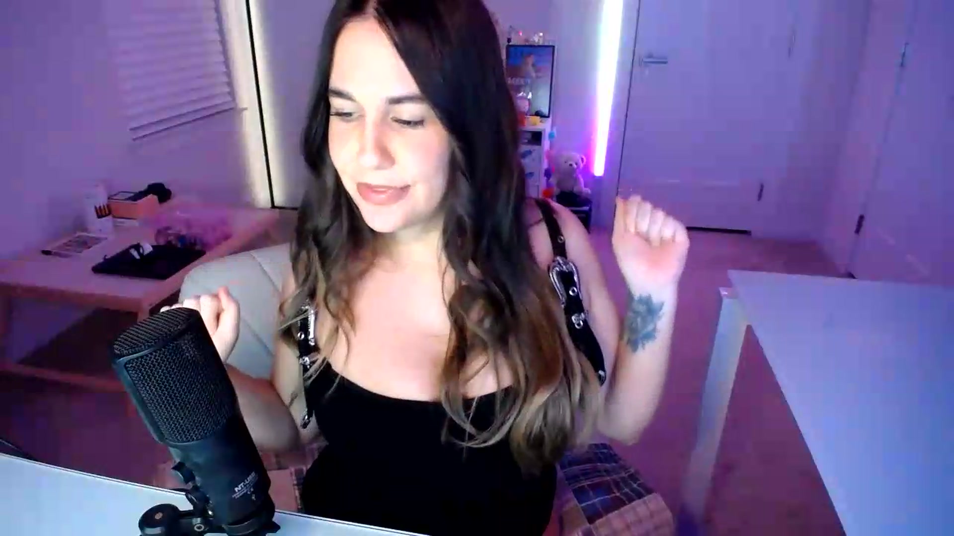 Gallery image thumbnail from Scout's myfreecams stream on, 06/25/2026, 02:48 image 5 of 20