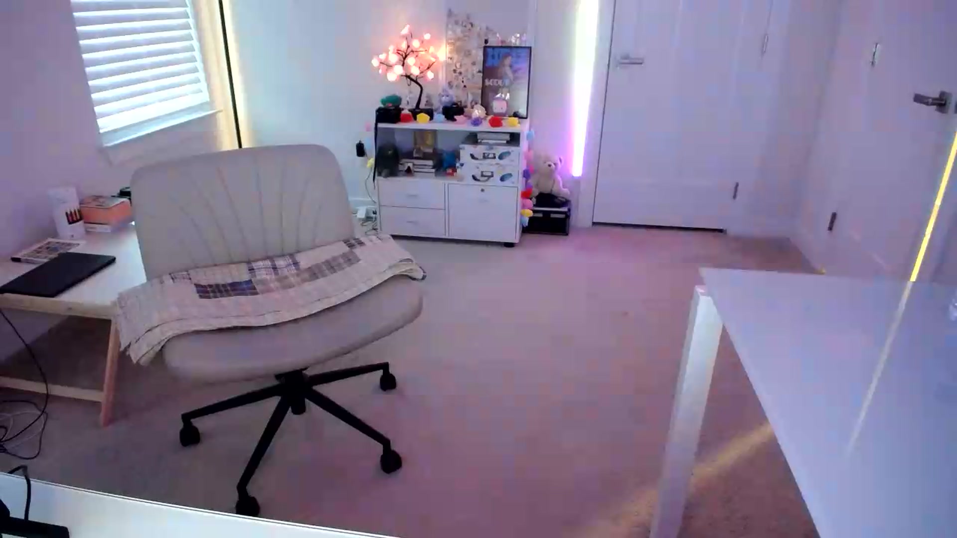 Gallery image thumbnail from Scout's myfreecams stream on, 07/06/2026, 24:37 image 6 of 20