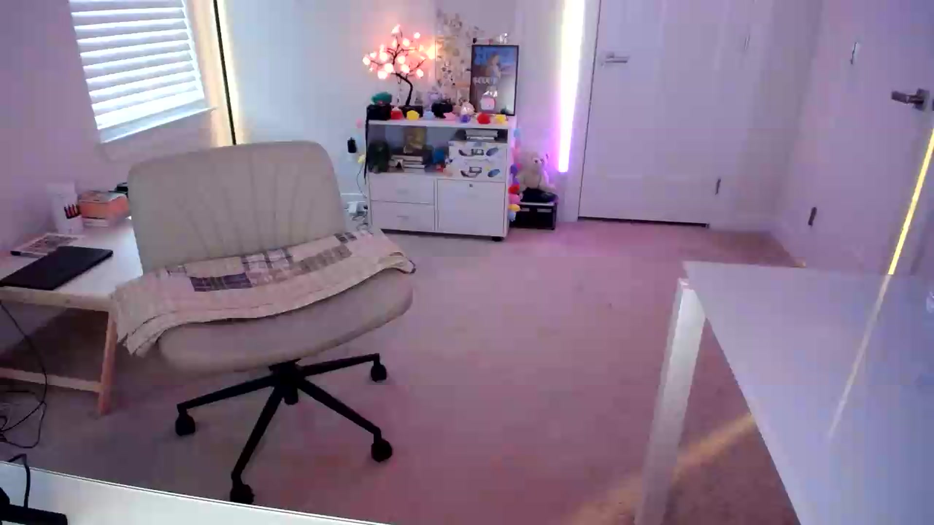 Gallery image thumbnail from Scout's myfreecams stream on, 07/06/2026, 24:37 image 7 of 20
