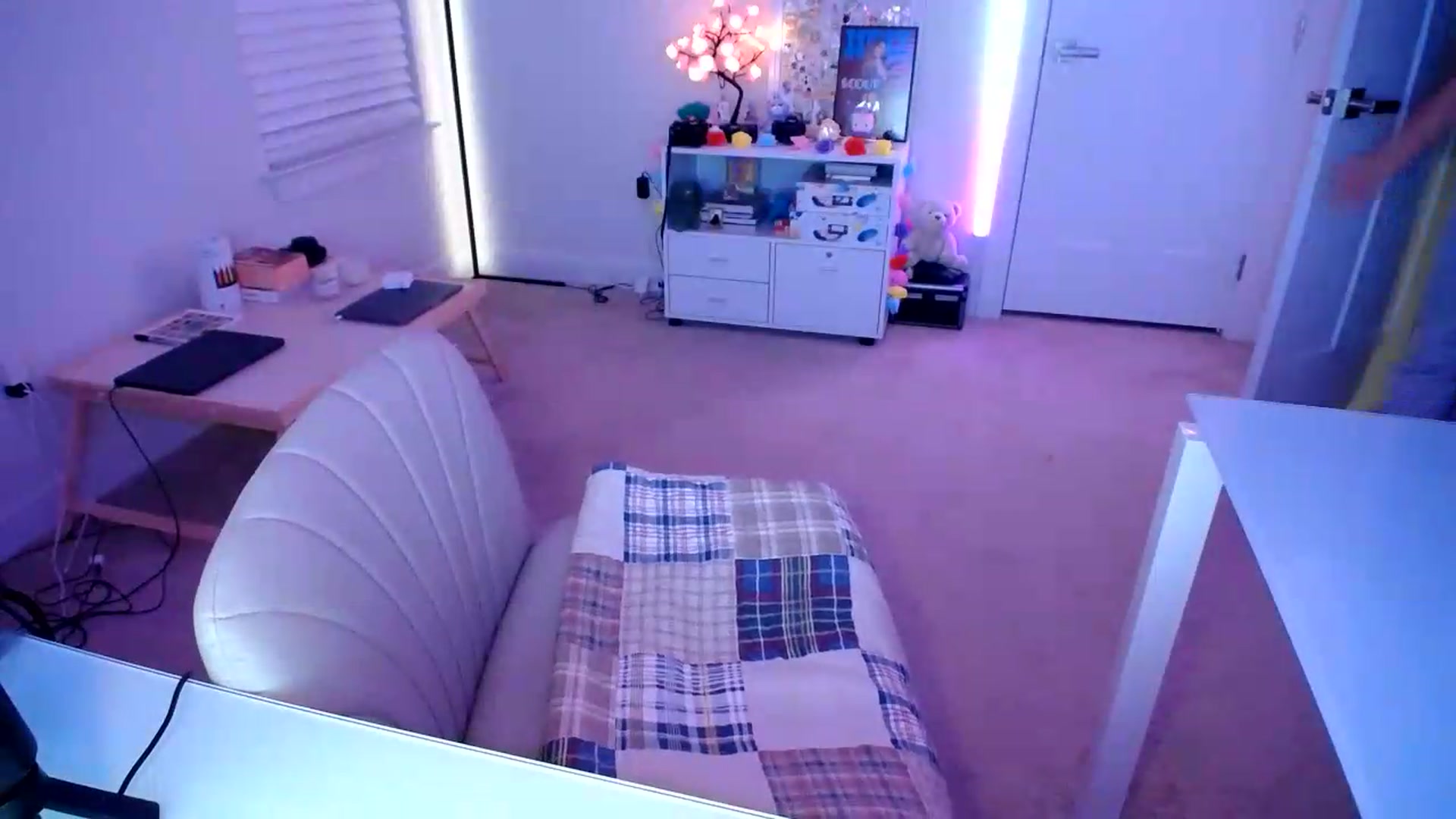 Gallery image thumbnail from Scout's myfreecams stream on, 07/11/2026, 02:52 image 18 of 20