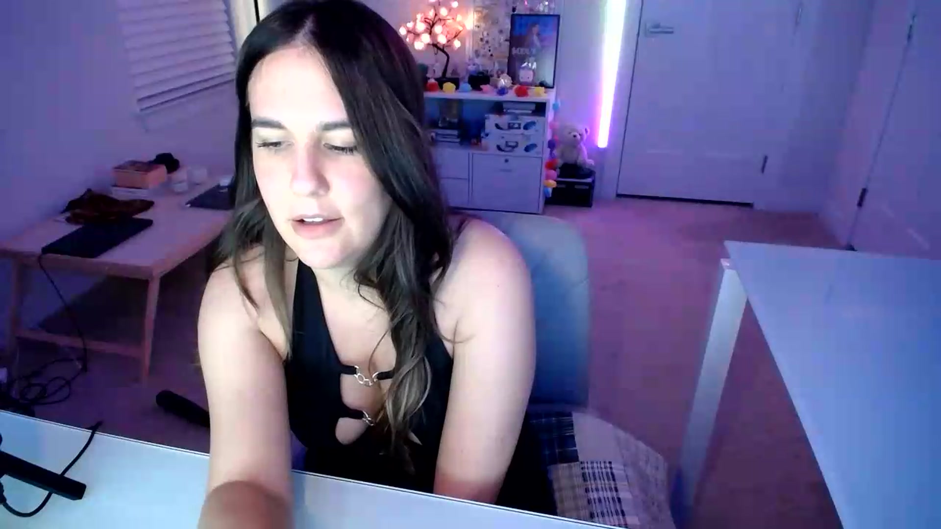Gallery image thumbnail from Scout's myfreecams stream on, 08/01/2026, 03:01 image 15 of 20