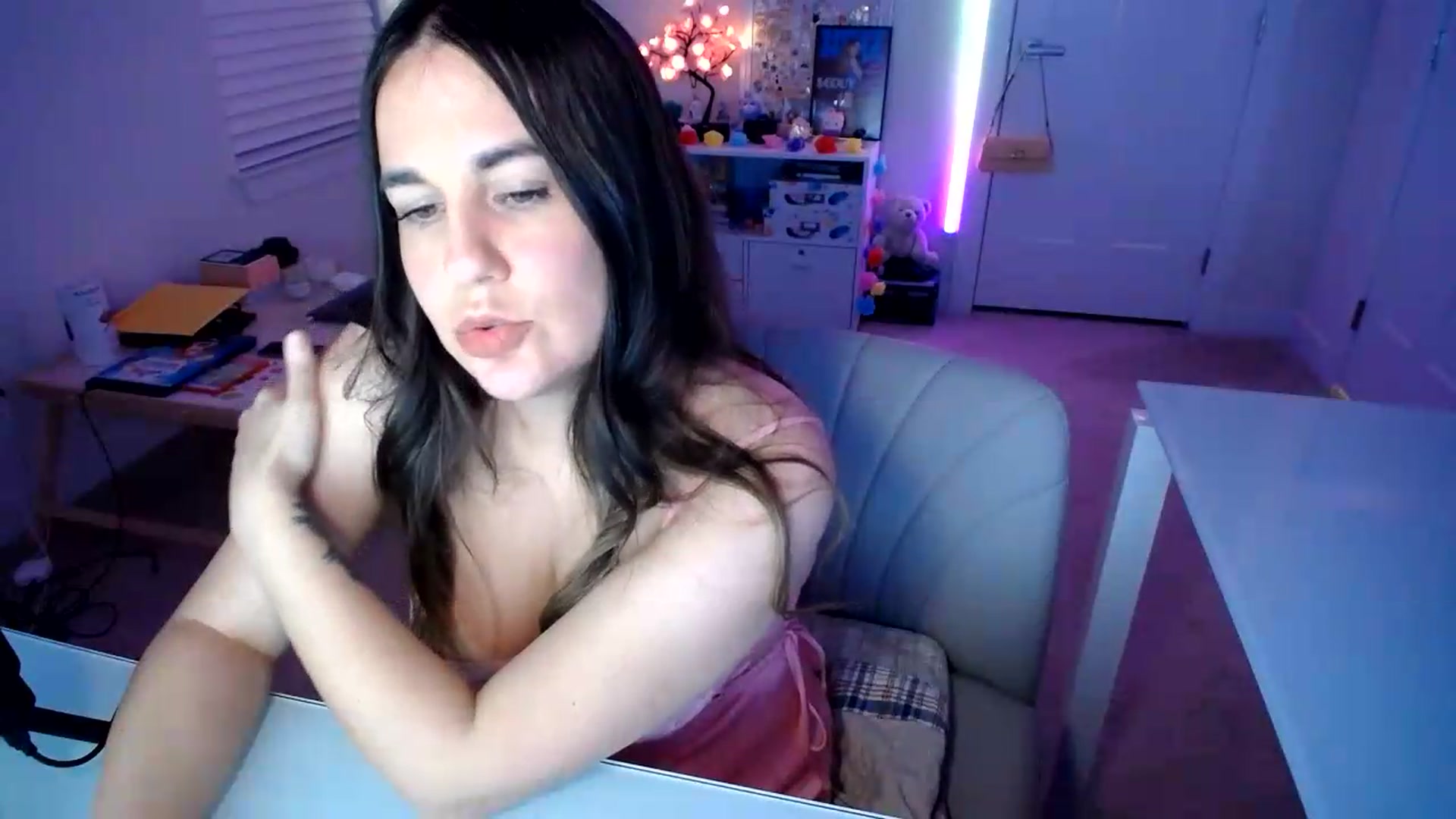Gallery image thumbnail from Scout's myfreecams stream on, 08/15/2026, 02:32 image 15 of 20