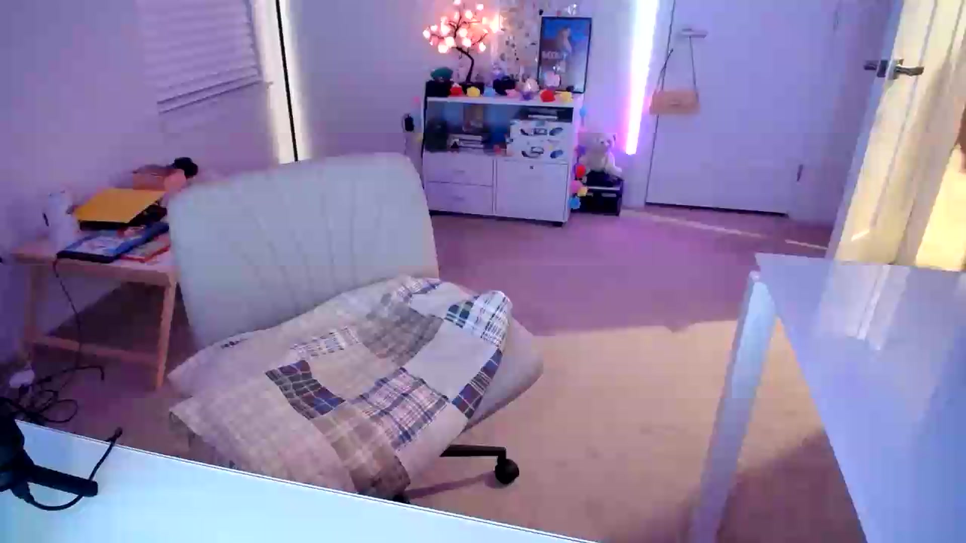 Gallery image thumbnail from Scout's myfreecams stream on, 08/15/2026, 02:32 image 7 of 20